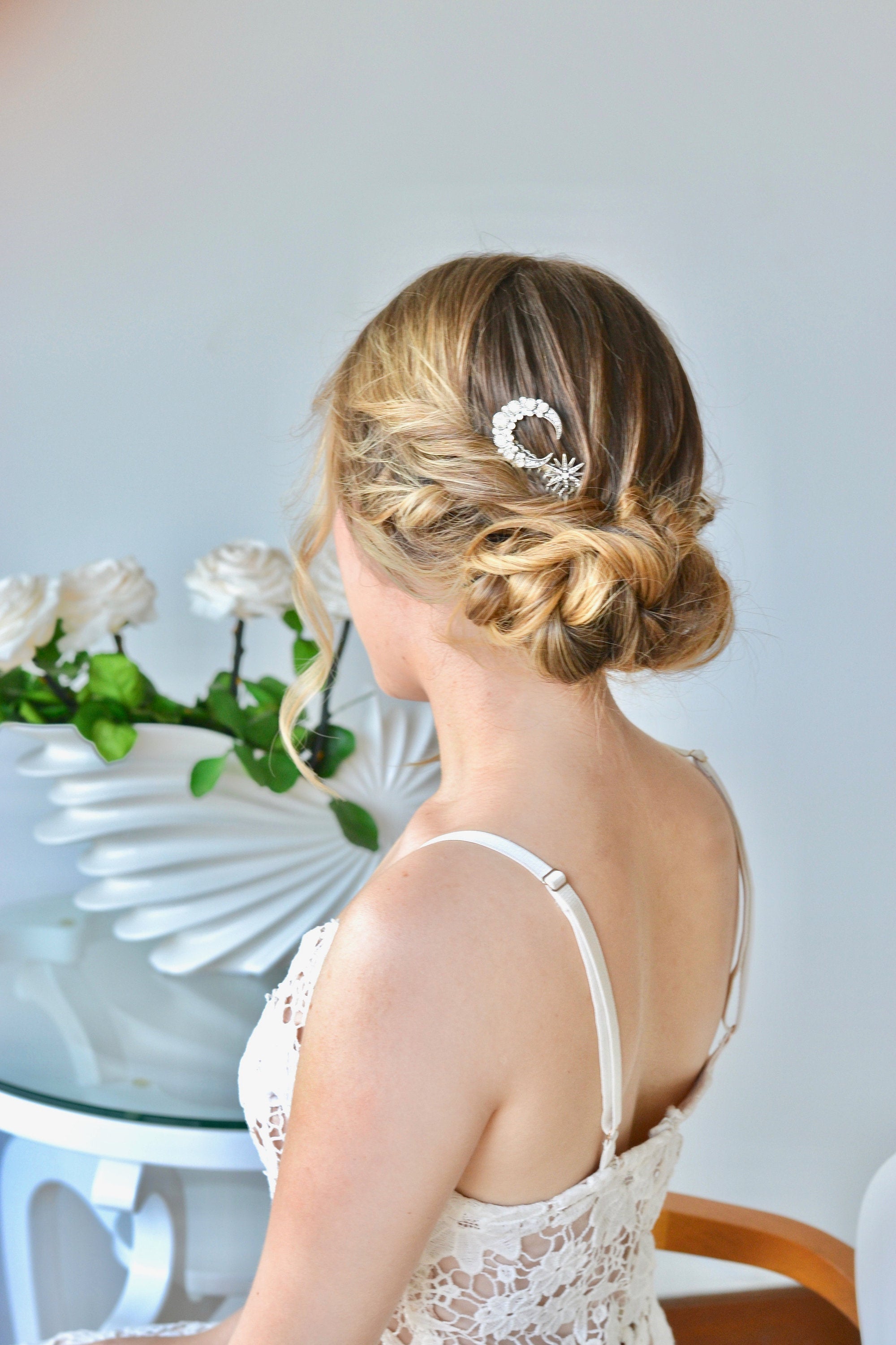 Mariée portant un peigne à cheveux argent en forme de lune et étoilé