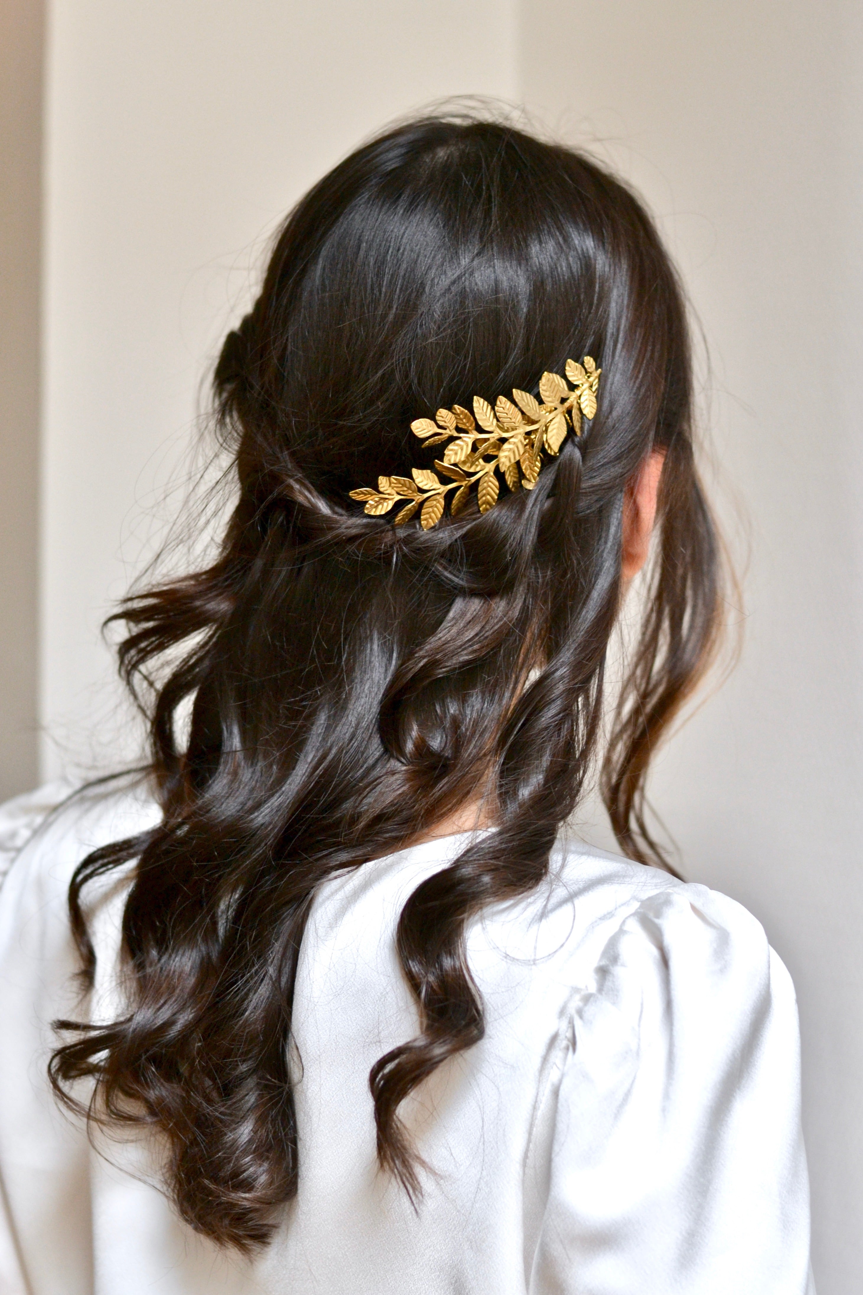 Mariée bohème portant un peigne à feuilles de laurier