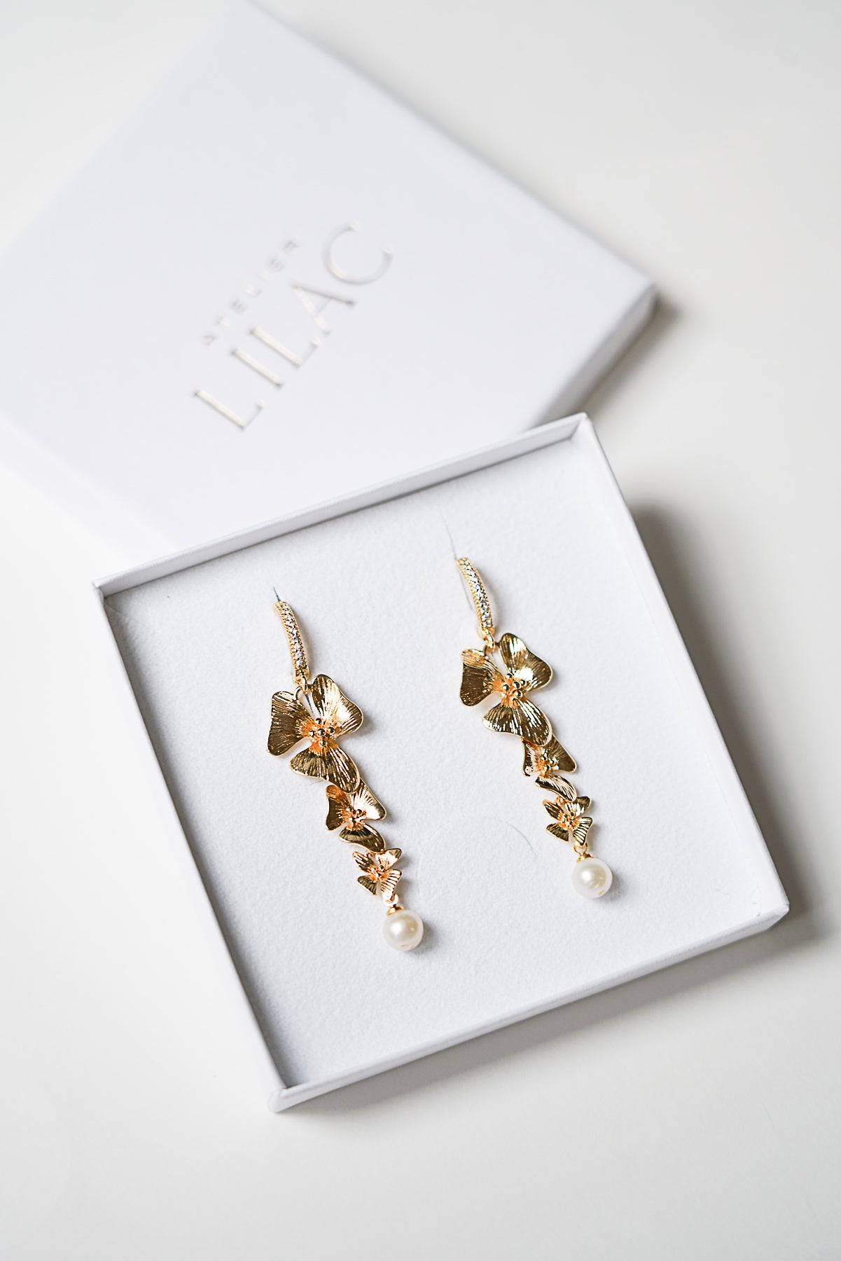 Boucles d'oreilles pendantes longues à trois fleurs et perles naturelles