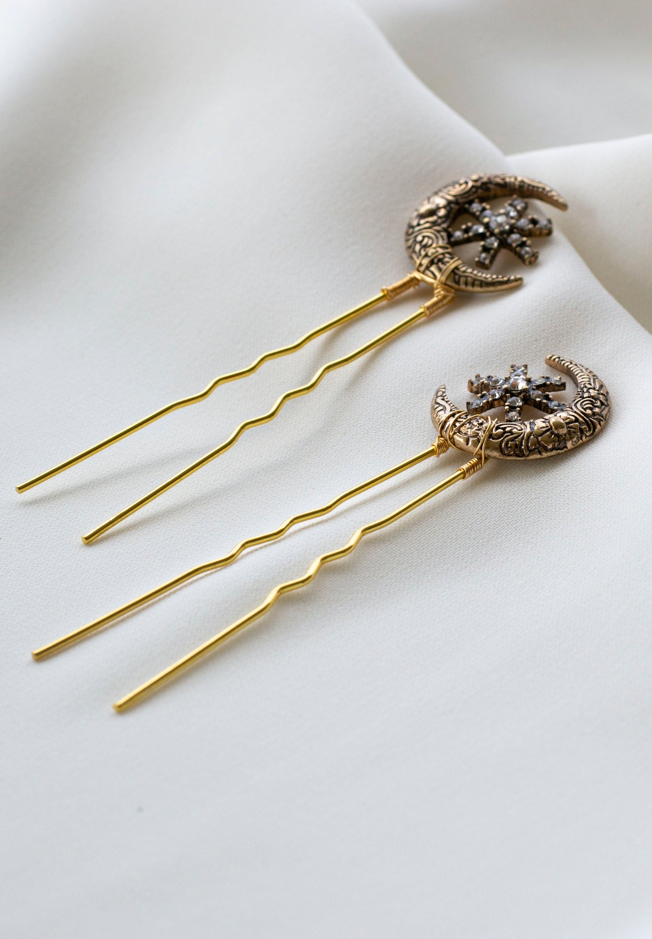 Pics à cheveux dorés vieilli lune gravée de motifs et étoile cristaux