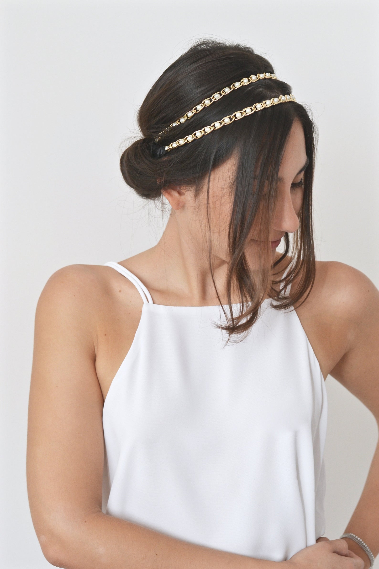 headband à 2 rangs pour mariage porté par une demoiselle d'honneur