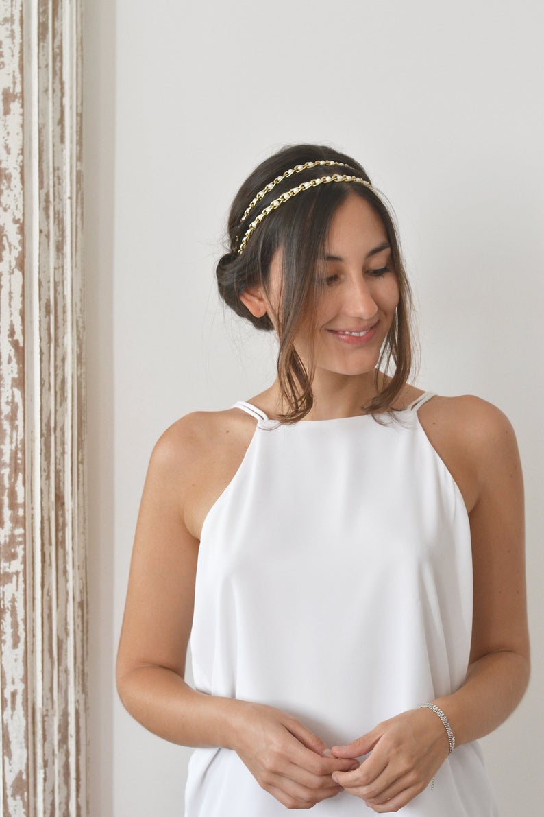 demoiselle d'honneur prête pour le mariage coiffée avec un headband à 2 rangs