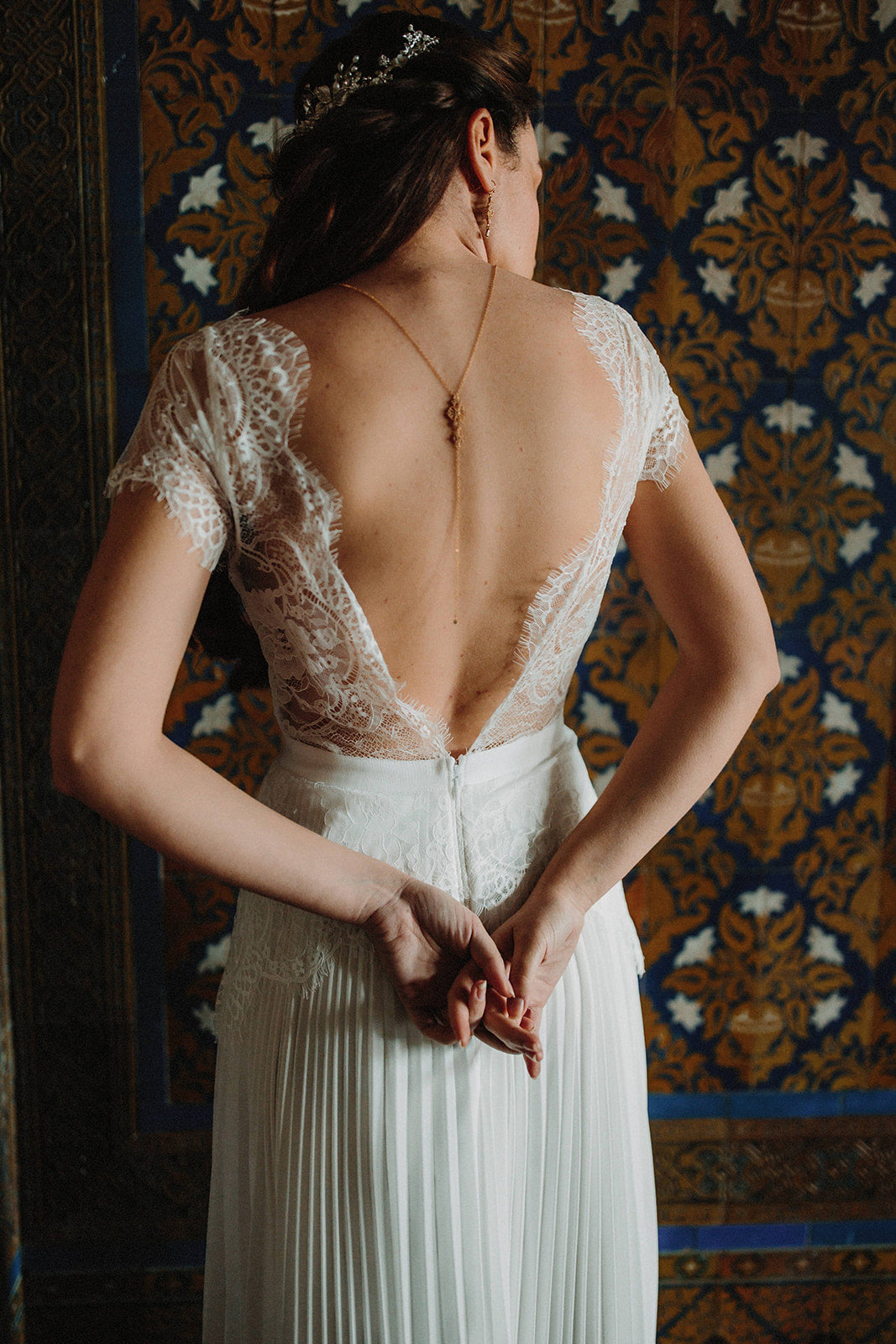 mariage à Séville avec la mariée portant sa robe blanche et ses bijoux vintage