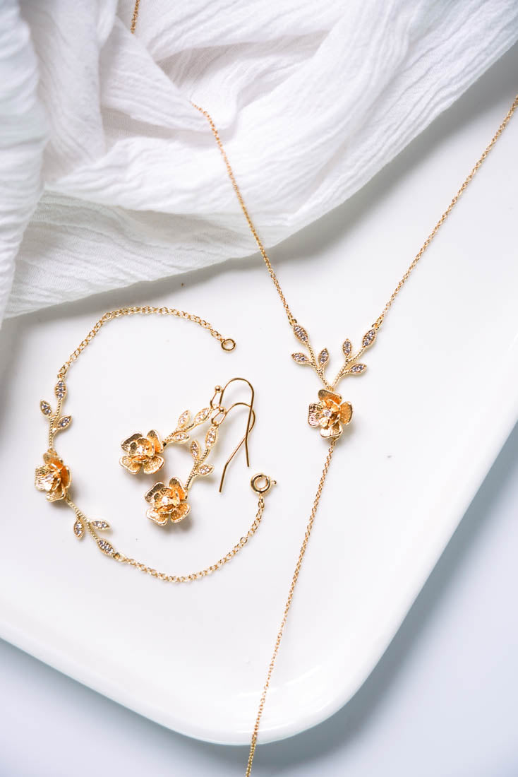 parure de mariage floral avec de fleurs en or et des brillants