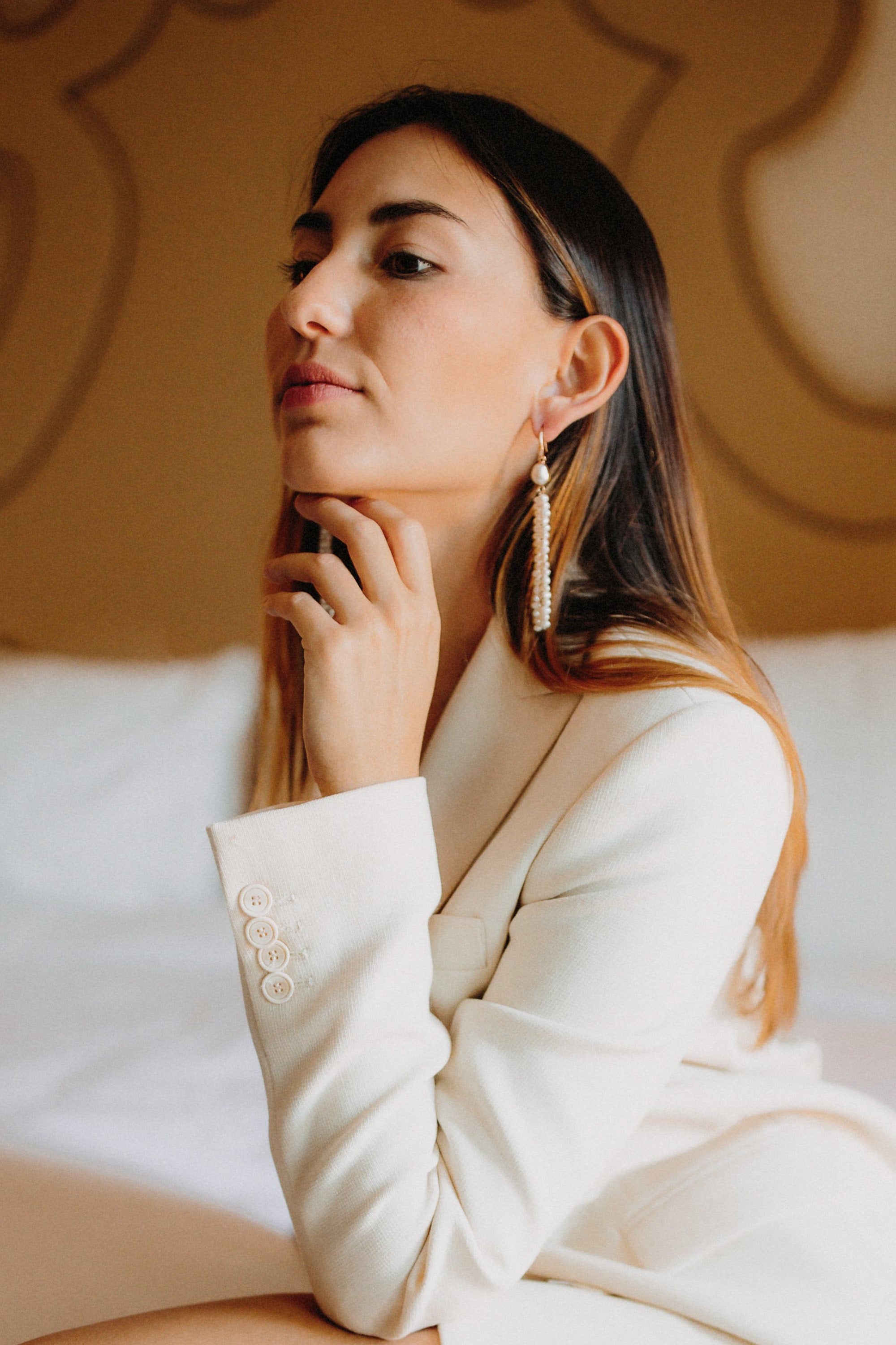 Mariée portant des boucles d'oreilles pendantes en perles naturelles