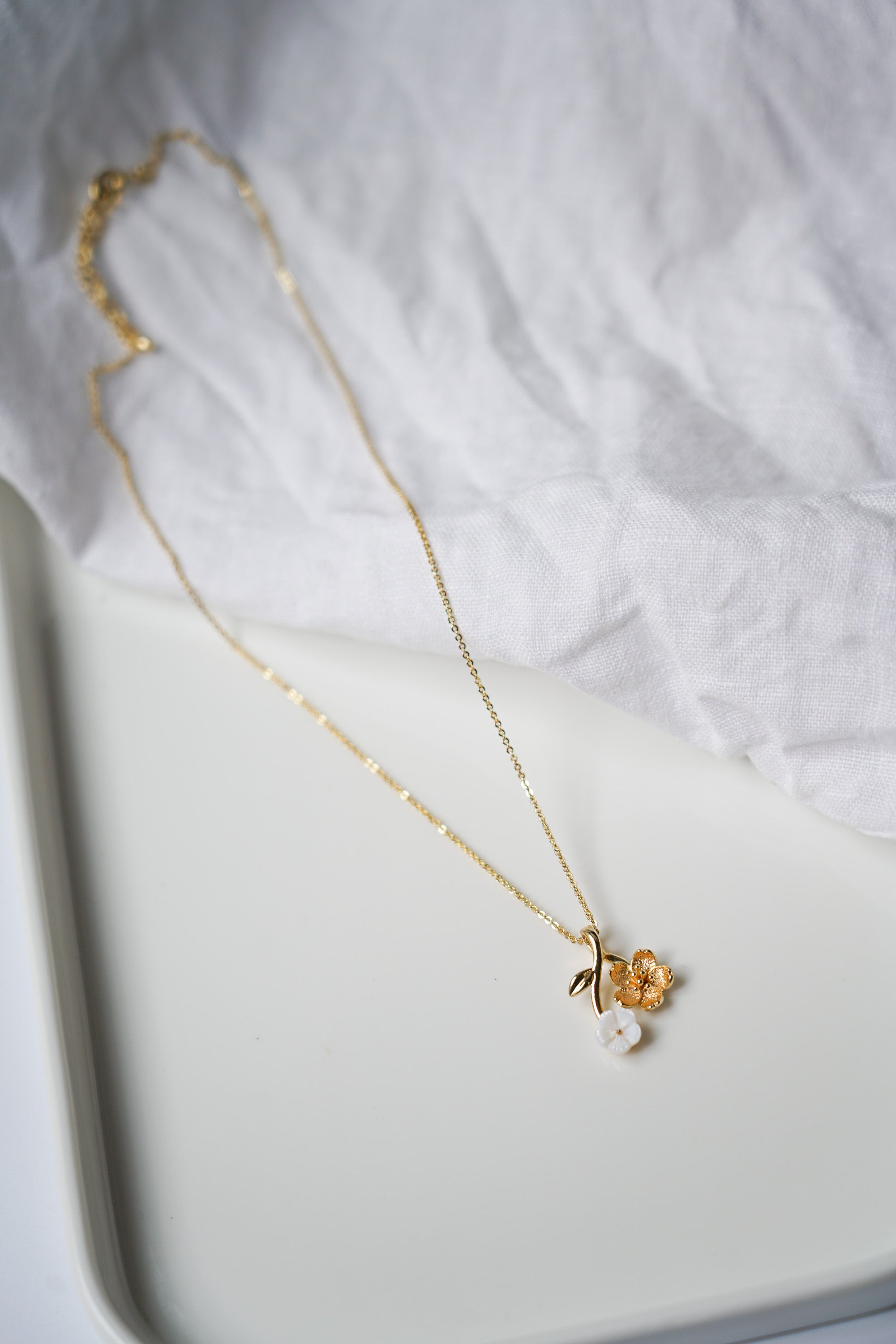 Collier de mariage romantique en or avec petites fleurs or et blanches