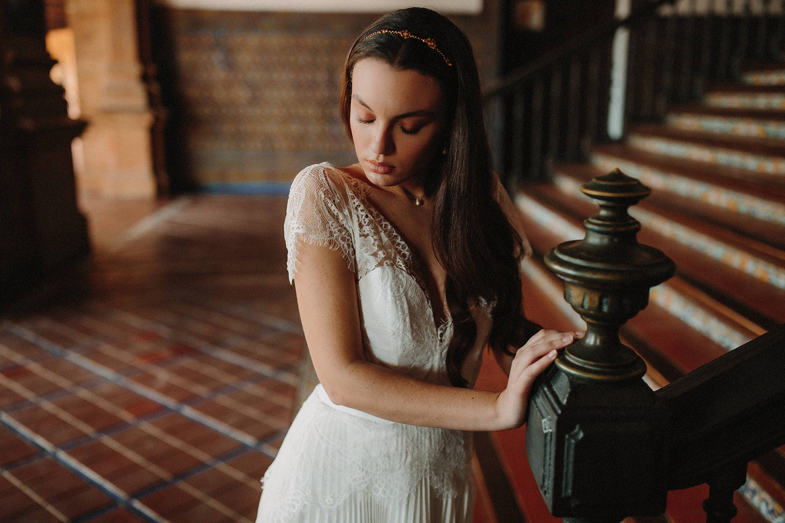 Mariée avec robe en dentelle et chaîne à cheveux dorée à fleurs pour un style bohème
