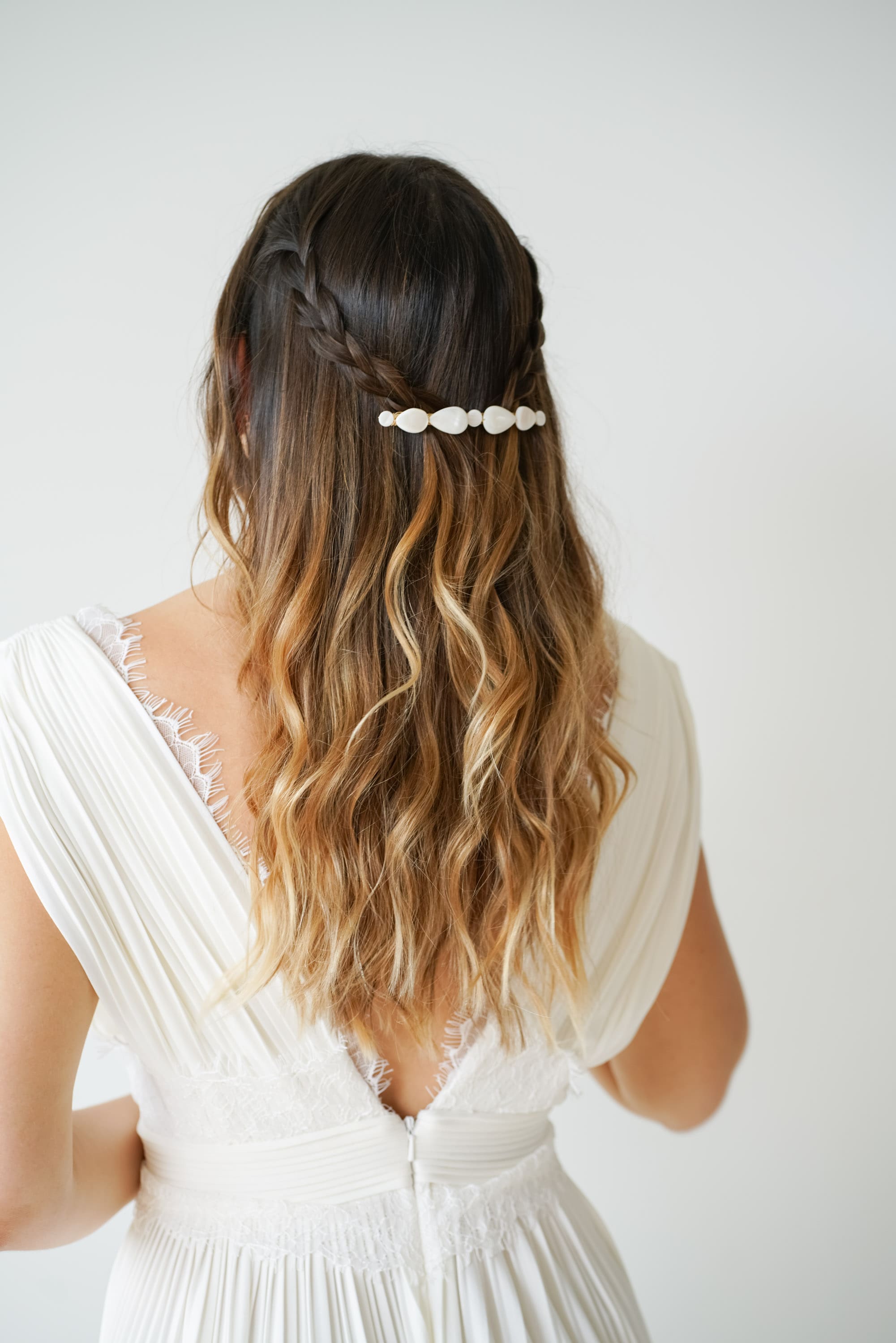 Demie queue avec barrette perle en nacre blanche