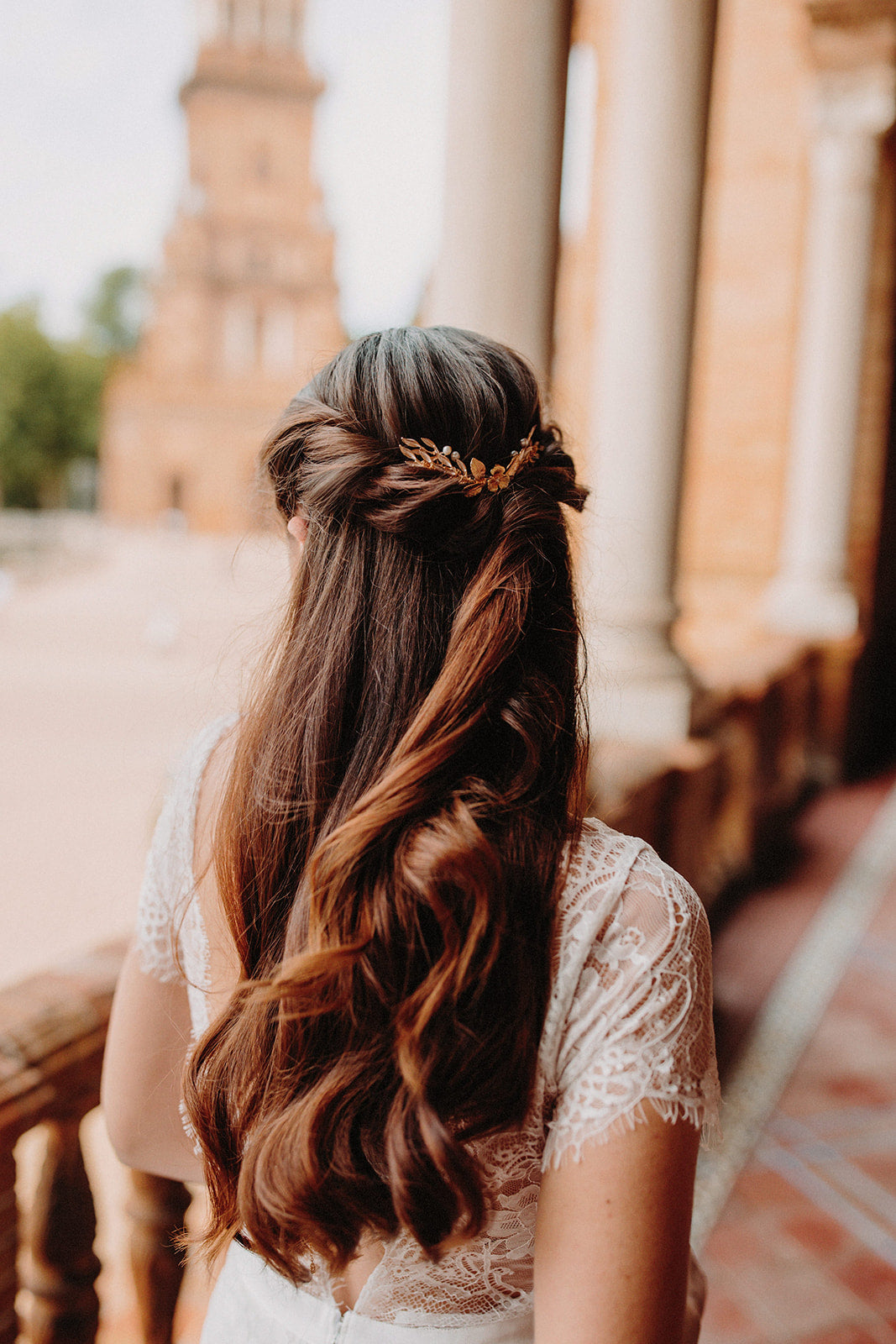Mariée avec une coiffure bohème avec un peigne floral doré