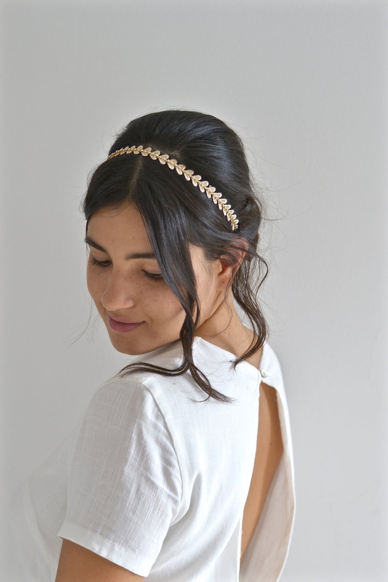 mariée brune avec un chignon bas coiffée avec un headband fait main