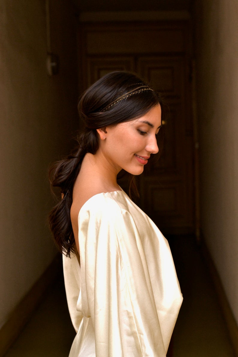 mariée avec un headband en or portant sa robe de mariage