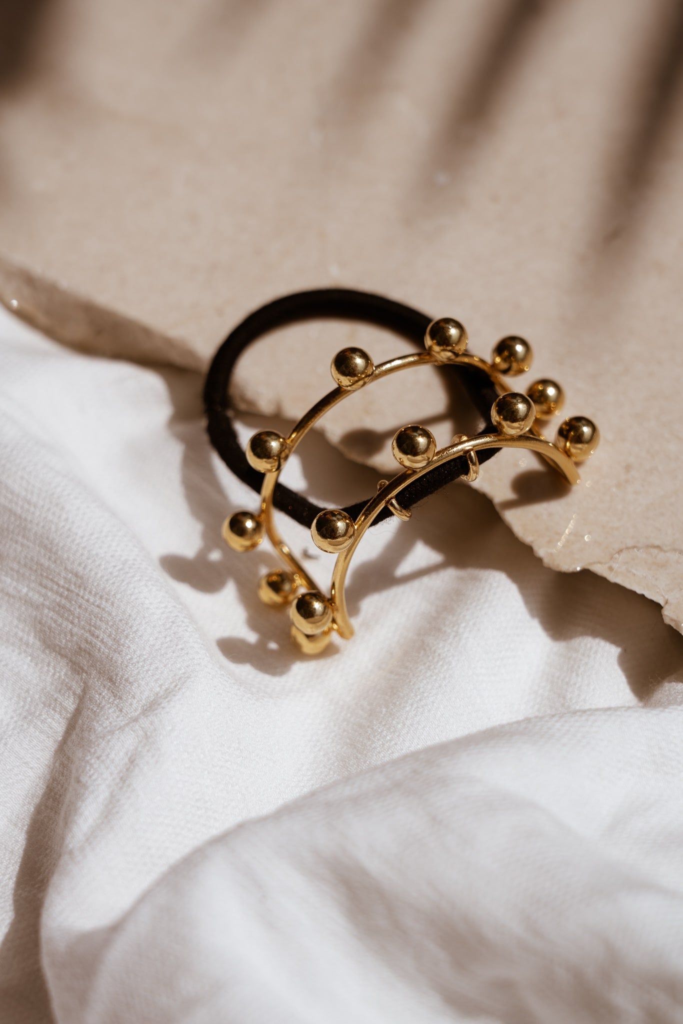 Elastique à cheveux moderne et minimaliste doré en demi-cercle orné de boules dorés