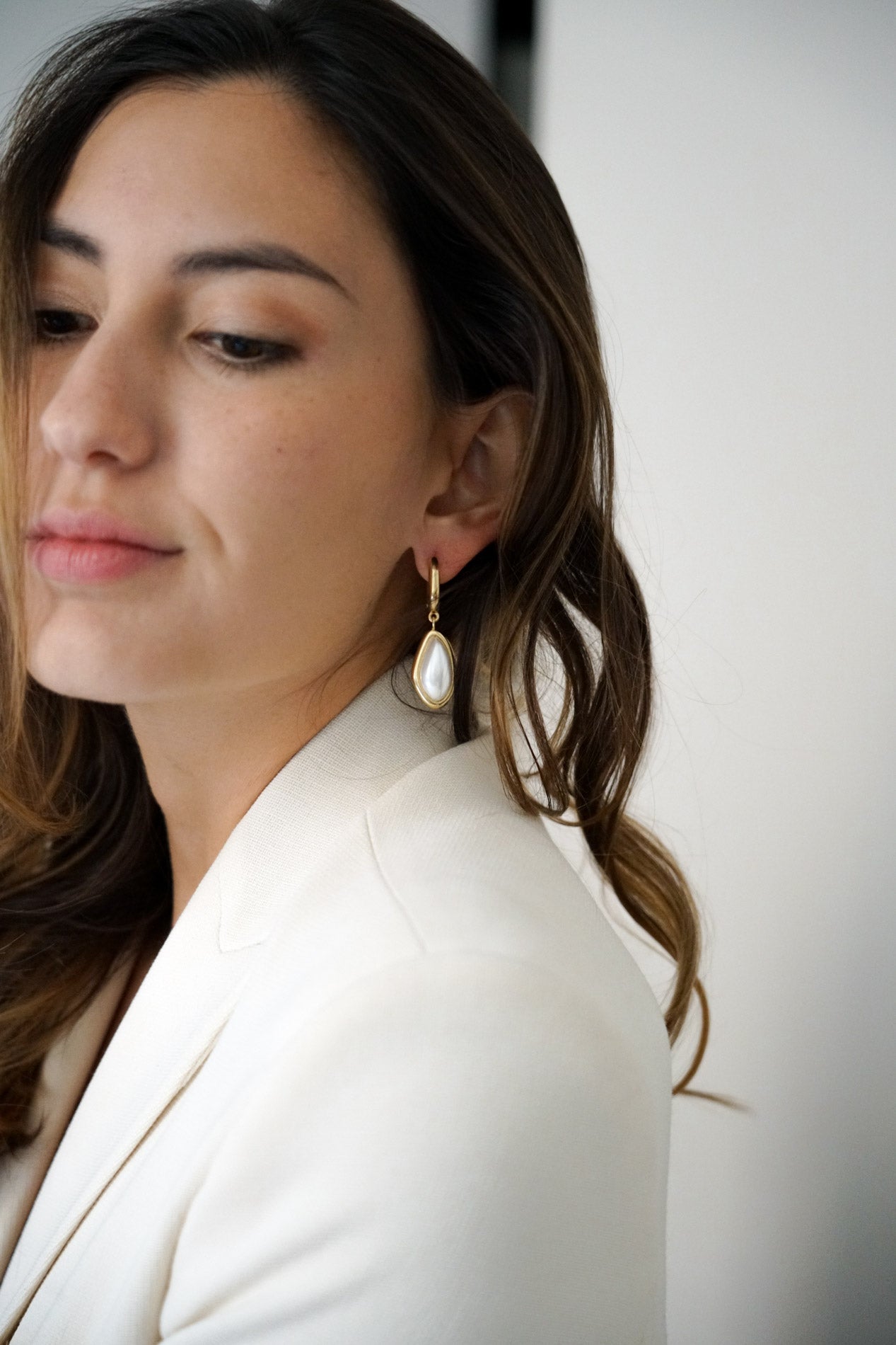 boucles d'oreilles minimaliste porté par une mariée en blazer avec les cheveux détachés