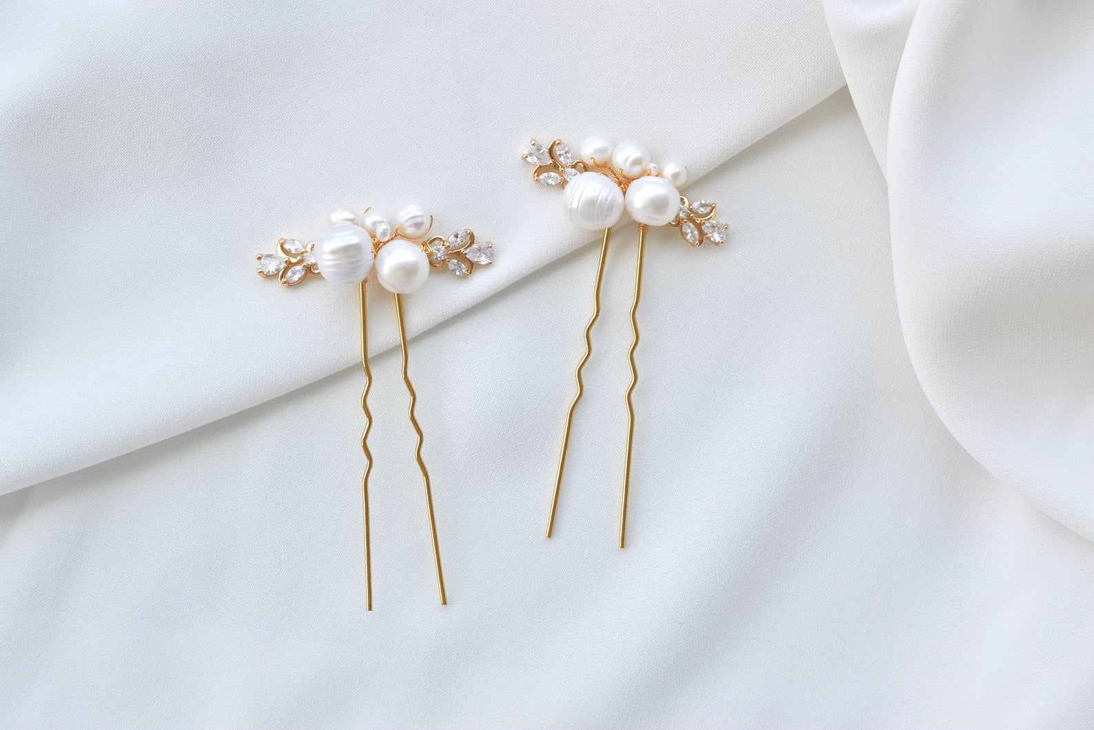Deux pics à cheveux doré bohème et romantique à perles naturelle et cristaux
