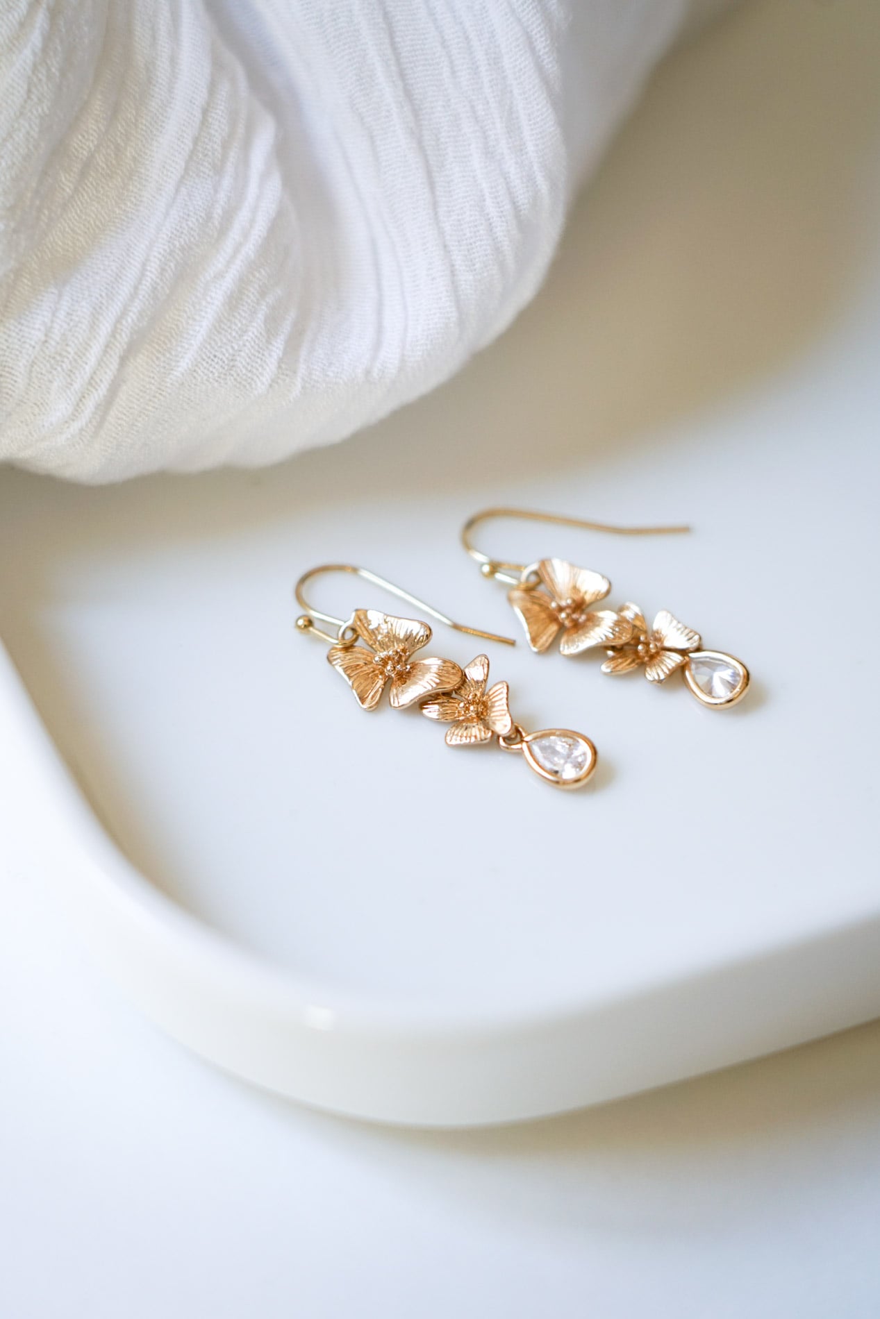 boucles d'oreilles avec 2 fleurs et un cristal transparent