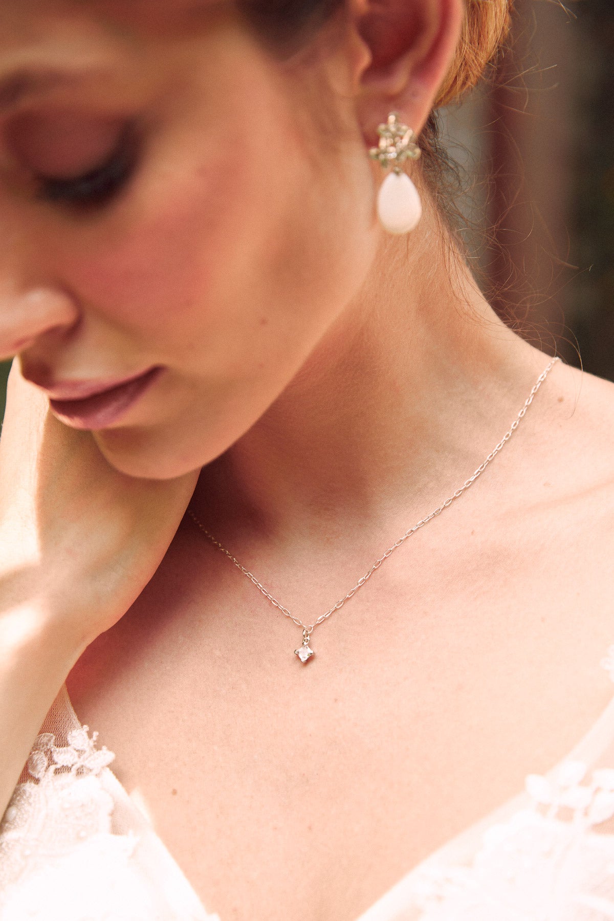 collier de mariage avec les boucles d'oreilles assorties en argent avec des zircons