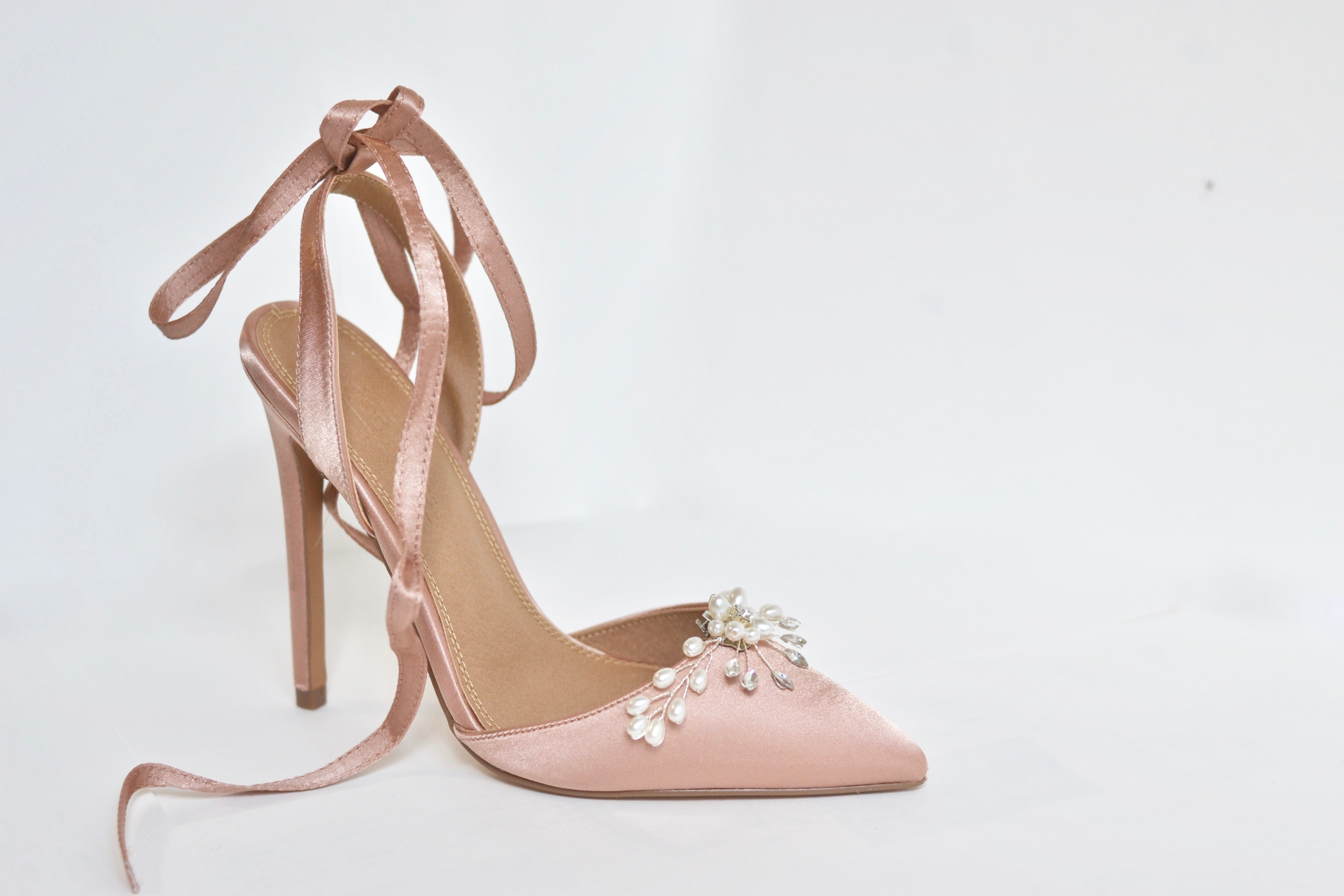 clip de chaussure pour mariage en perles et en strass sur un escarpin rose à bride pour mariage