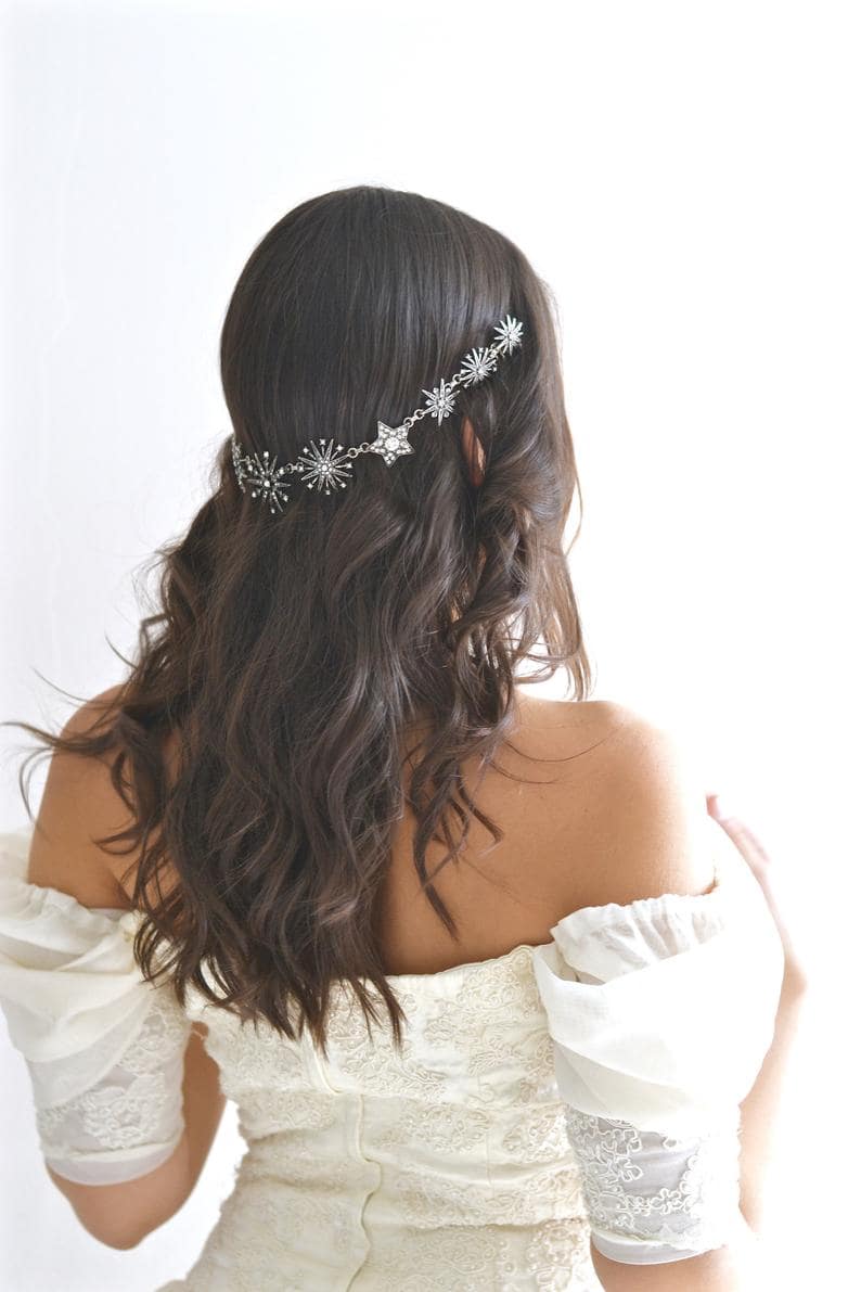 Mariée portant une vigne à cheveux étoile céleste argent