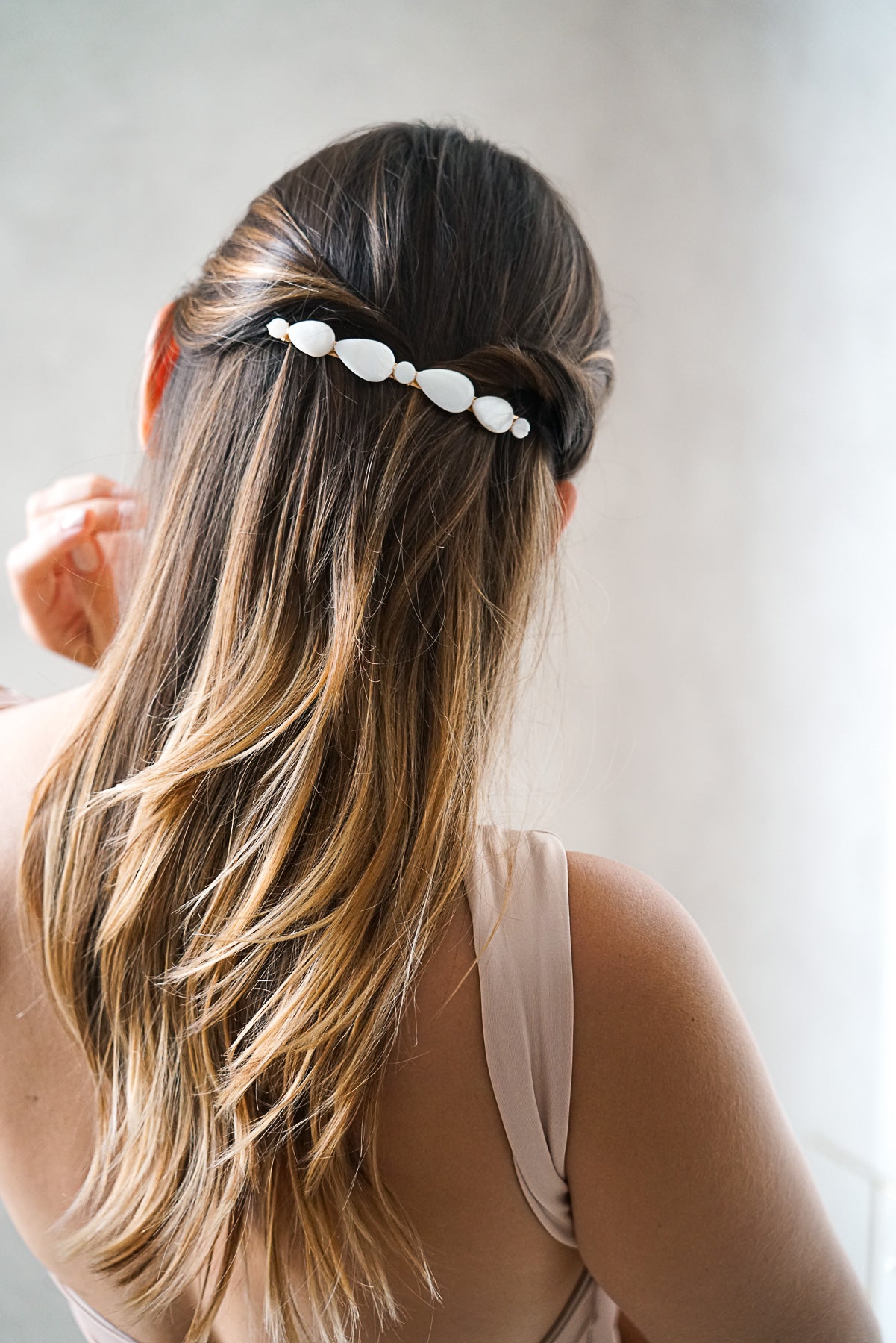 Barrette en nacre pour mariage civil porté par une demoiselle d'honneur