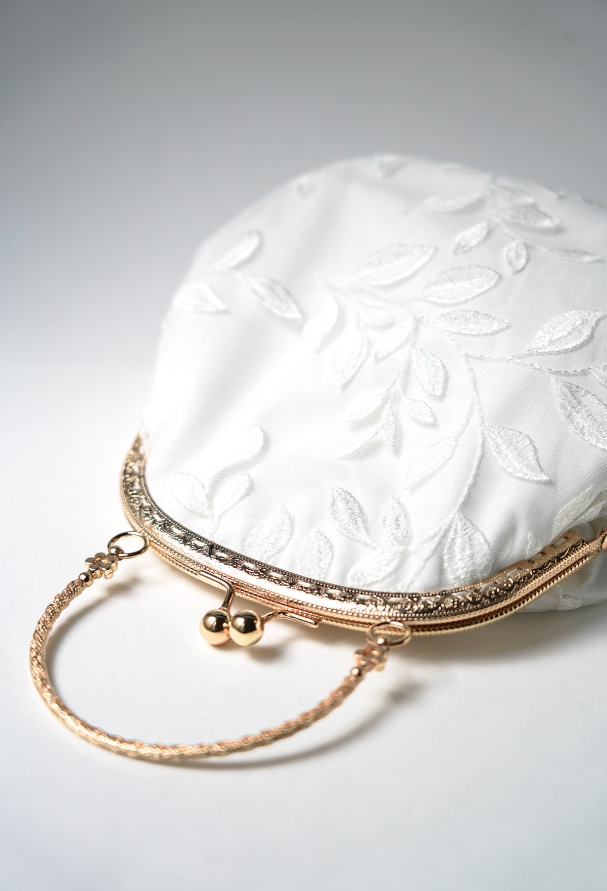 Sac de mariage bohème à feuilles blanches brodées et fermoir en or