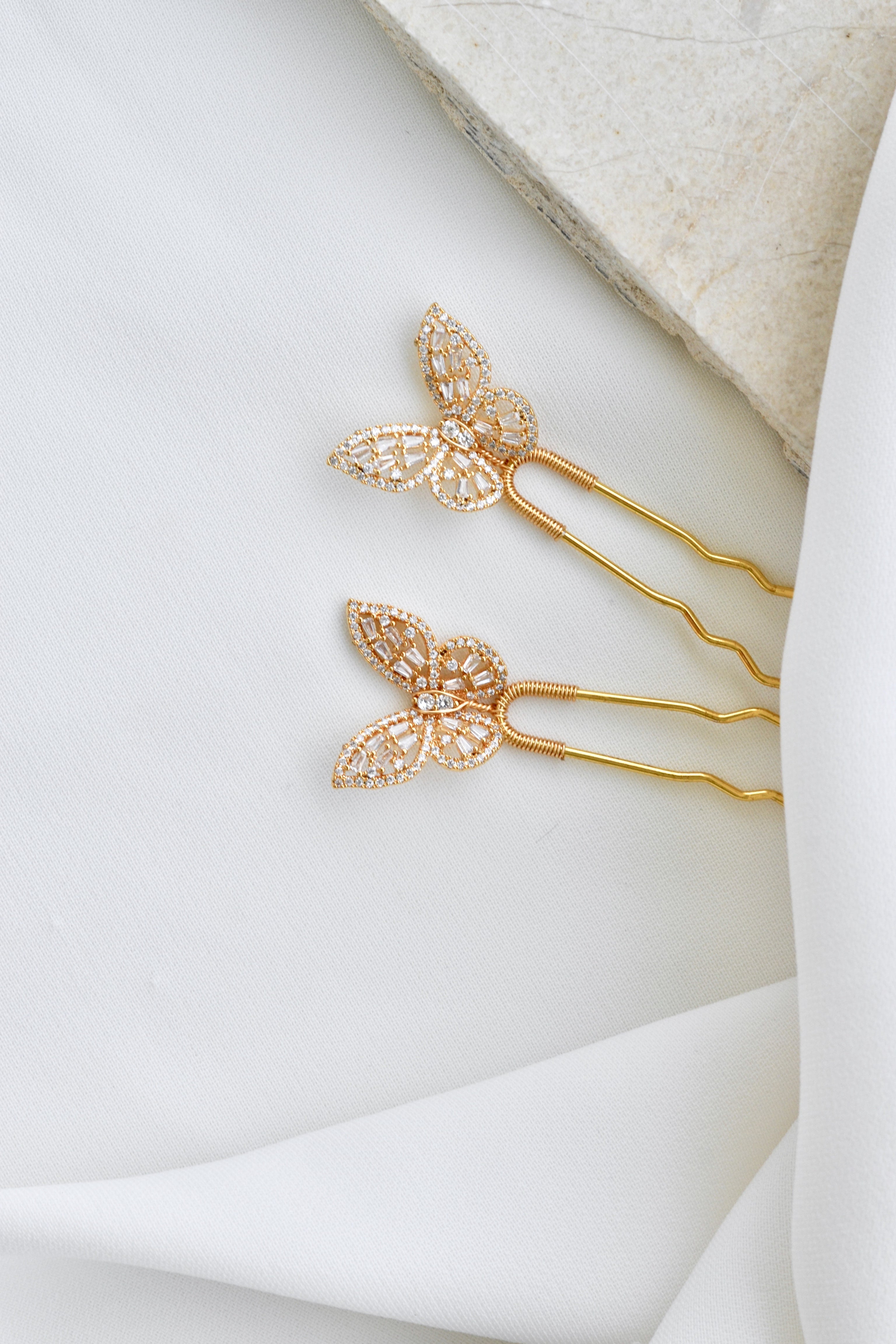 pics de cheveux pour coiffure de mariage en forme de papillon avec des stress