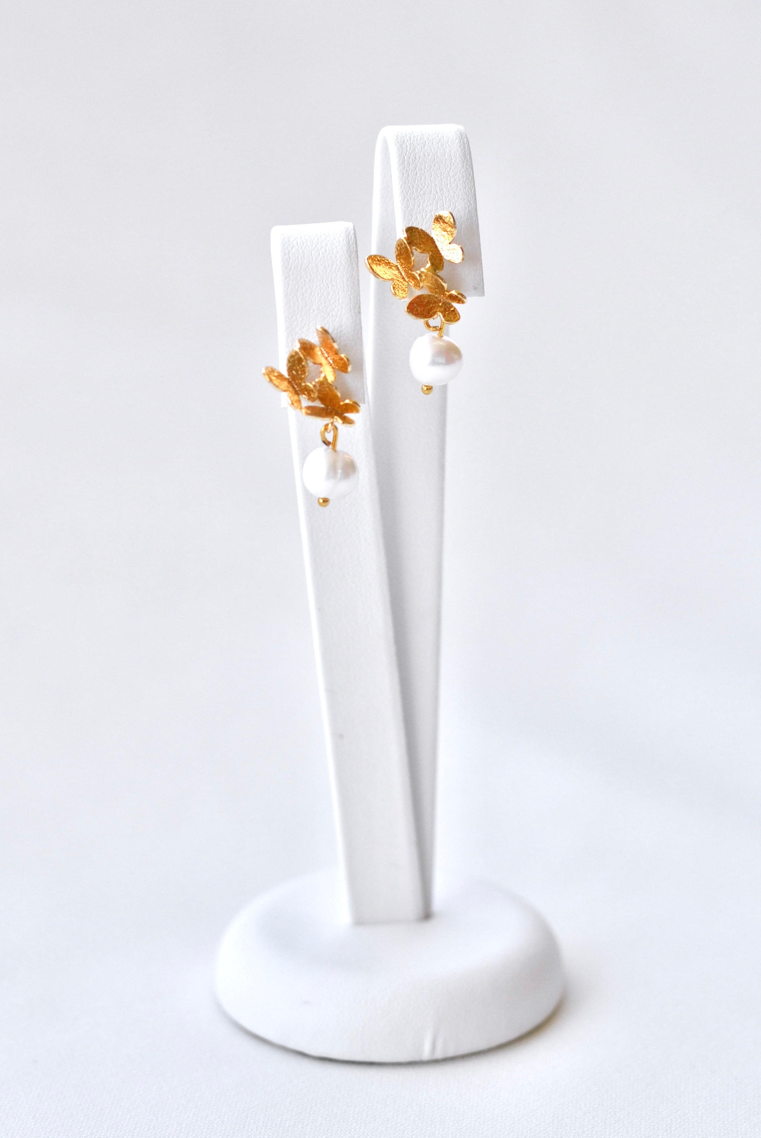 Boucles d'oreilles papillons dorées et perles naturelles