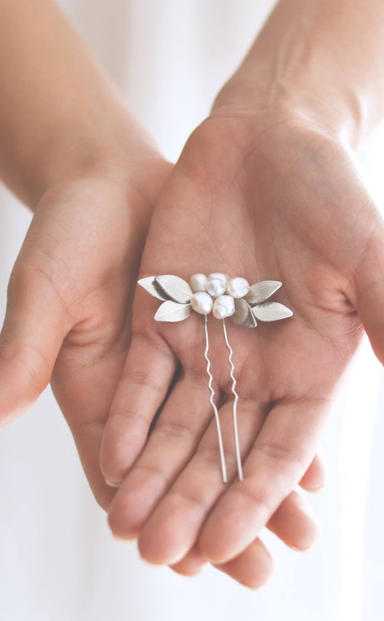 Pic à cheveux fleuri argent et perles