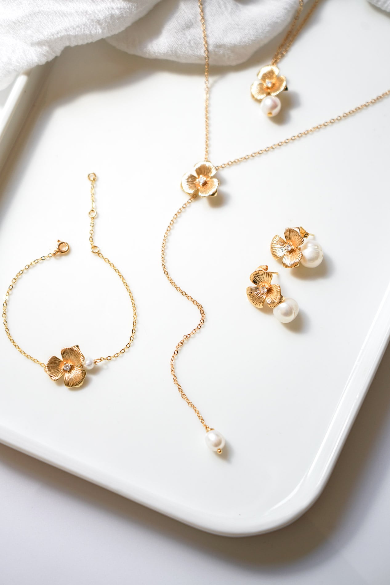 parure de bijoux en or esprit floral pour un mariage