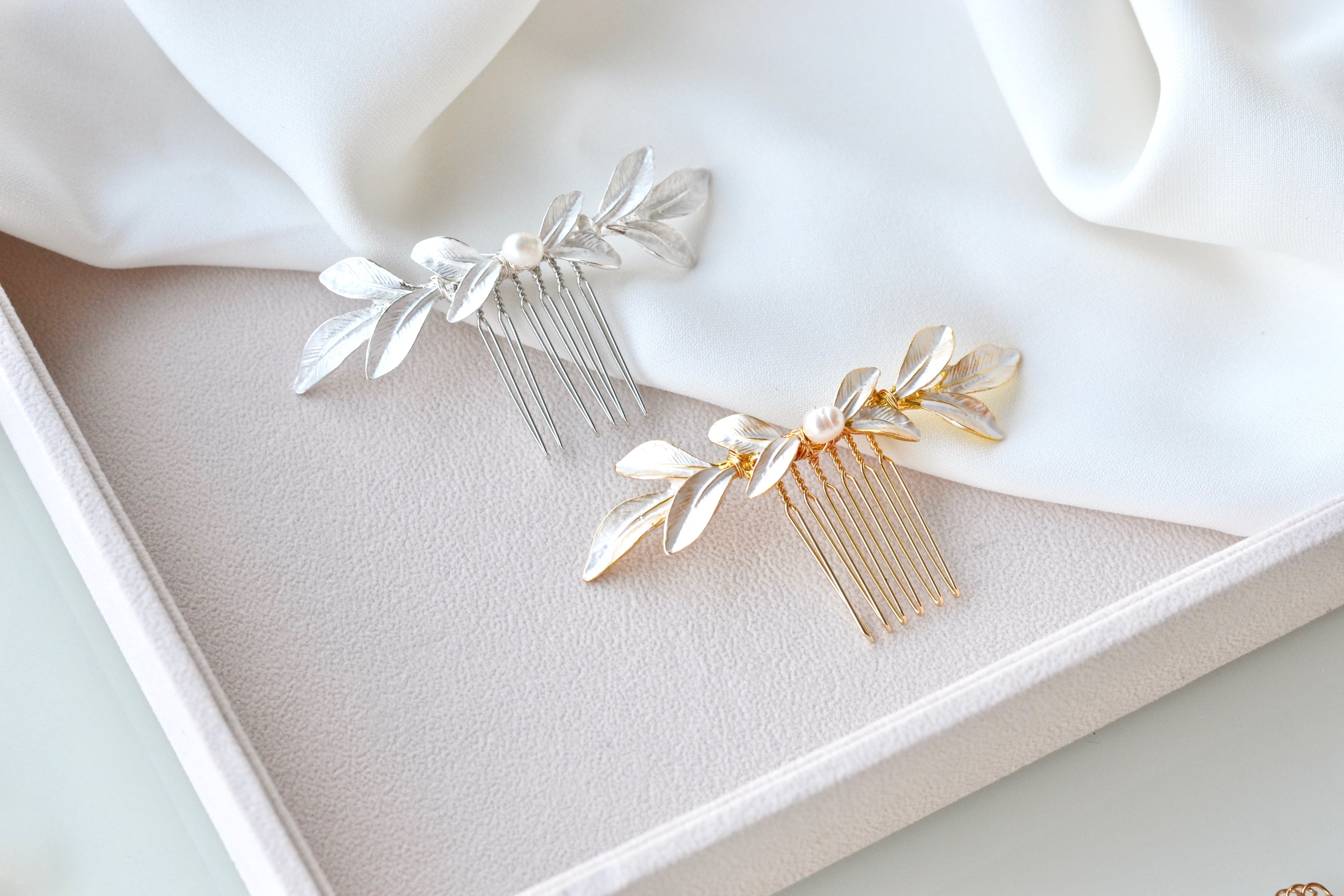 Peigne de mariage argent et or fleuri avec perles naturelles blanches