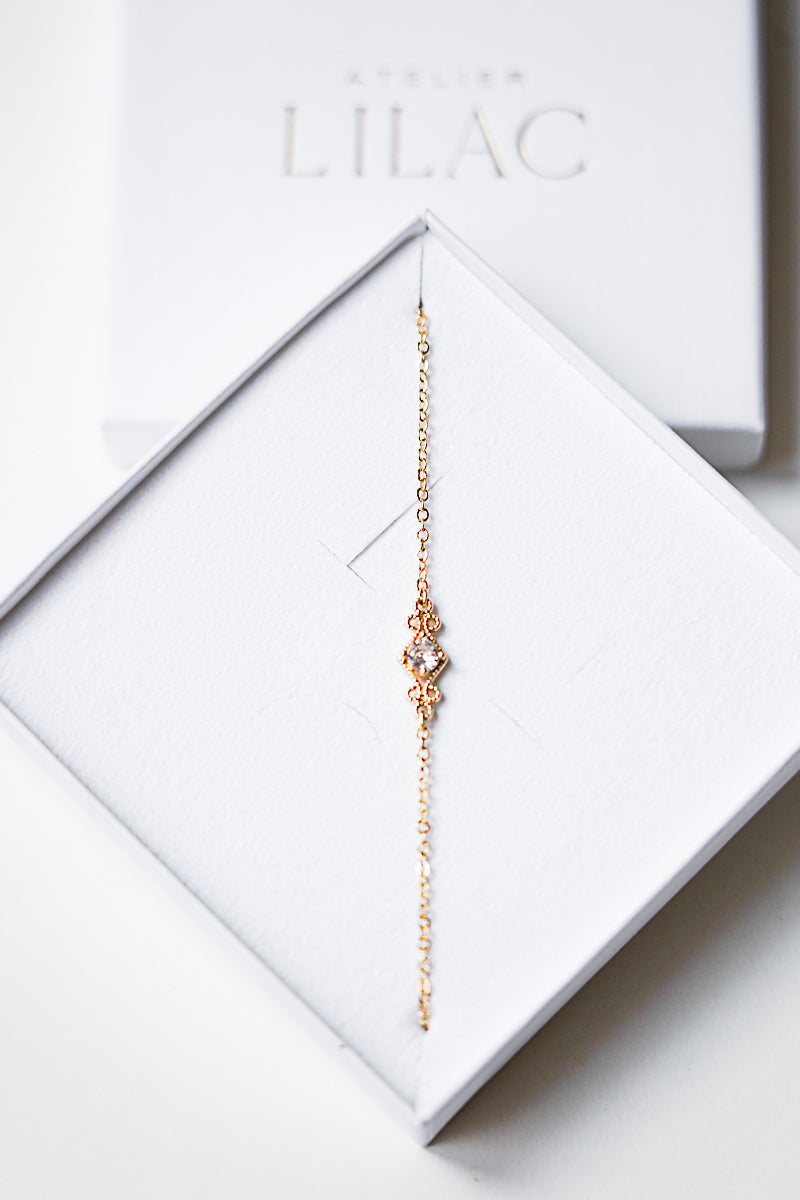 bracelet pour une mariée ou une demoiselle d'honneur en or dans sa boîte pour être ranger