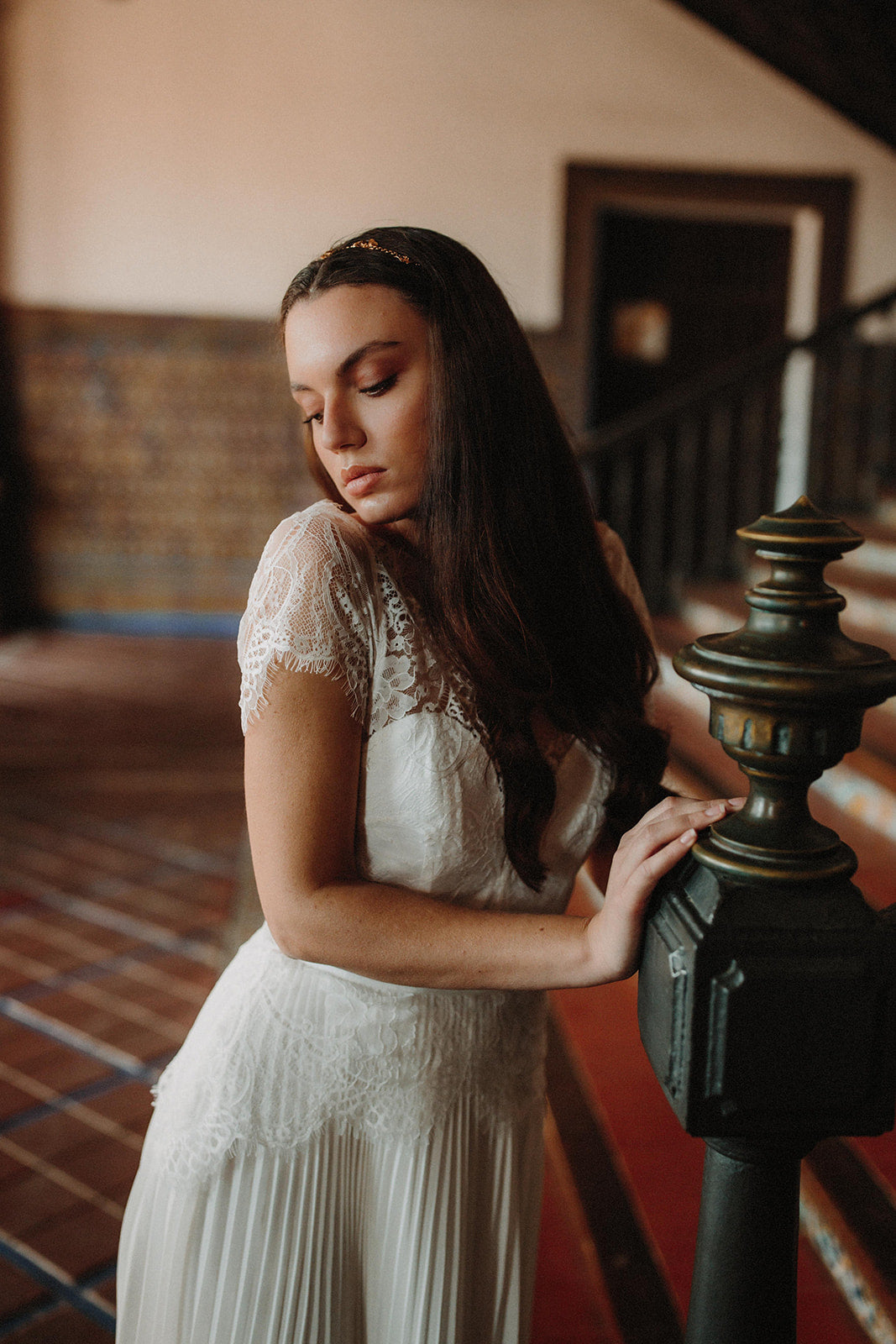 Mariée au style bohème avec accessoire de cheveux à fleurs