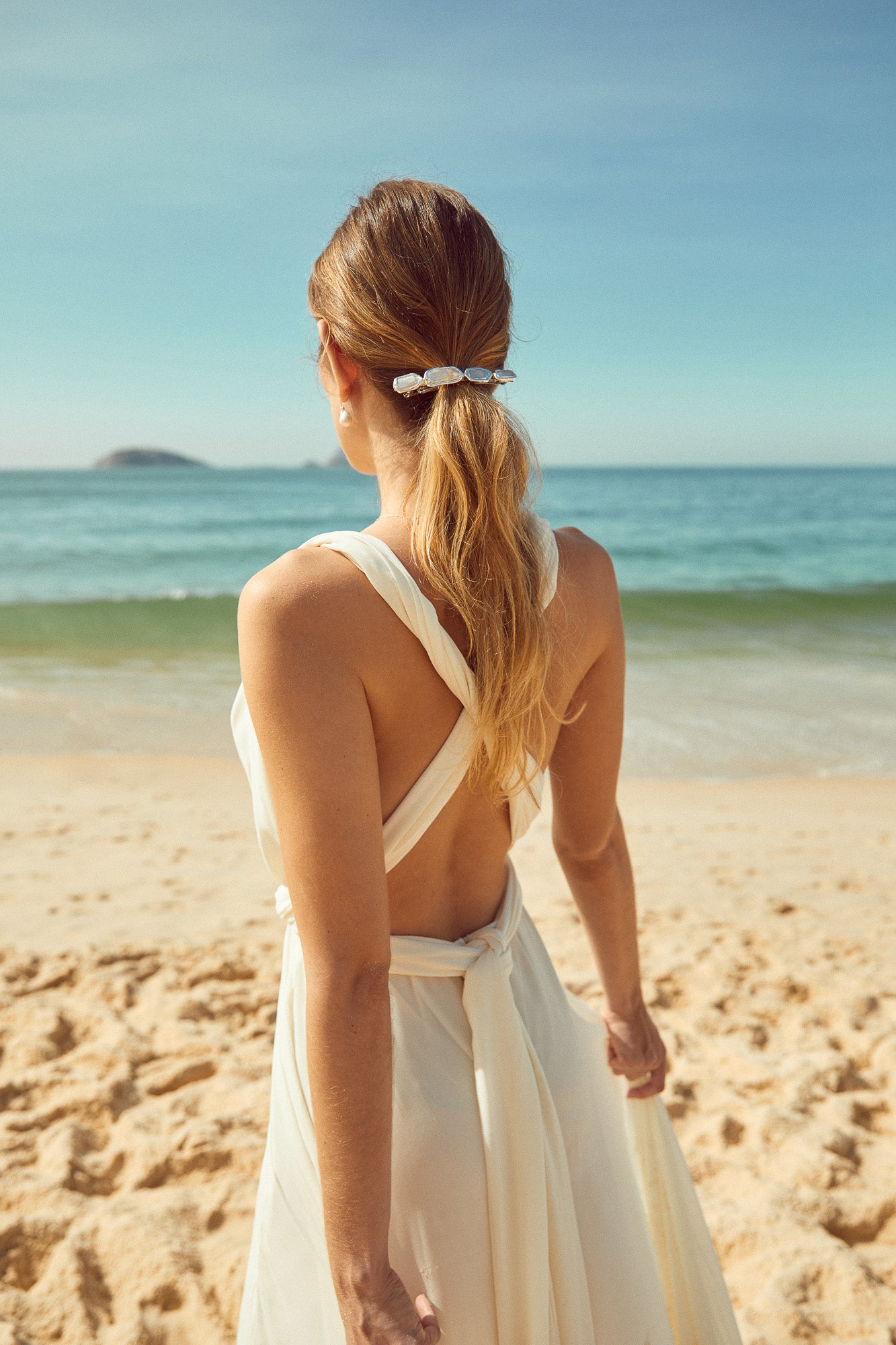 Mariée portant une barrette de perles rectangulaires et irridescentes