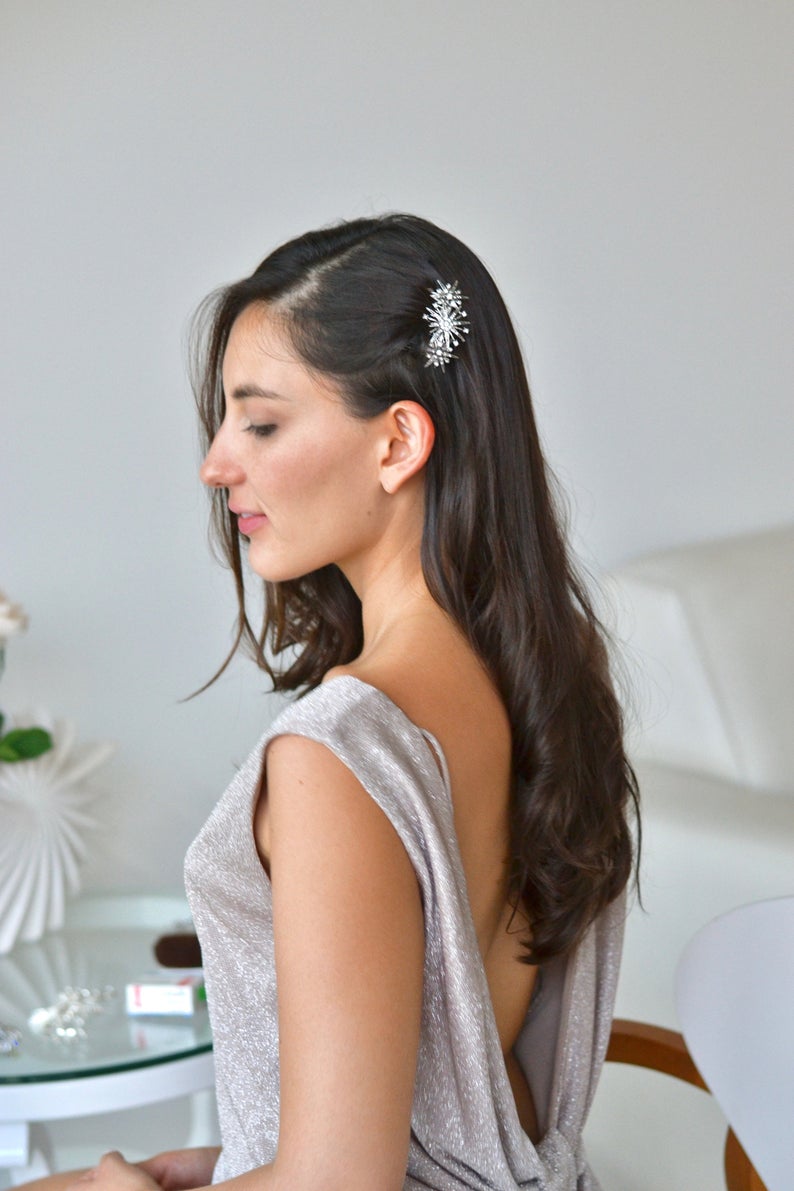 mariée cérémonie civile portant un robe à paillettes et peigne de mariage céleste