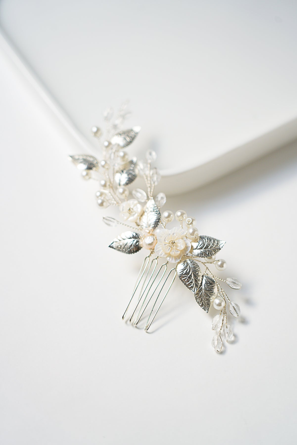 peigne de mariage en argent avec des fleurs et des petites perles