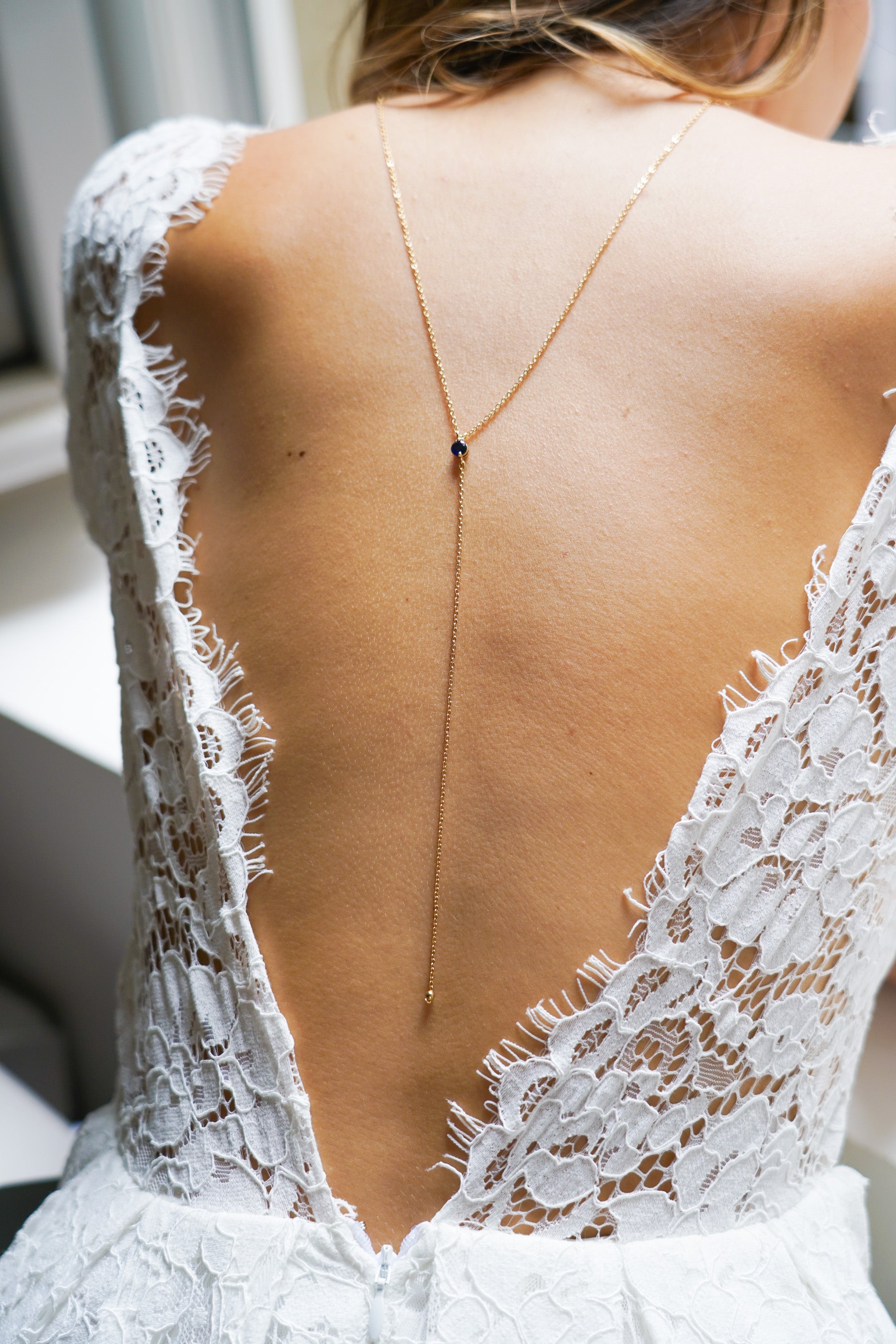 collier de dos pour mariage avec une pierre naturelle bleu pour décolleté de dos