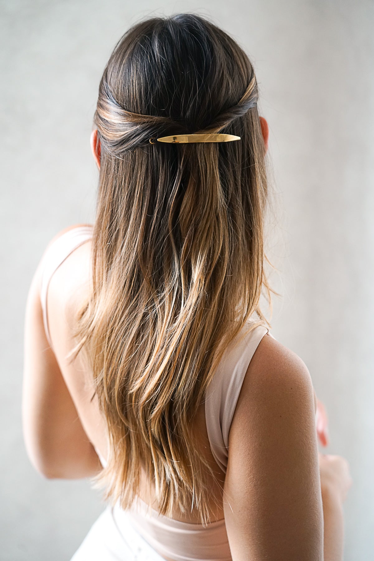 Femme portant une barrette ovale doré pour son mariage