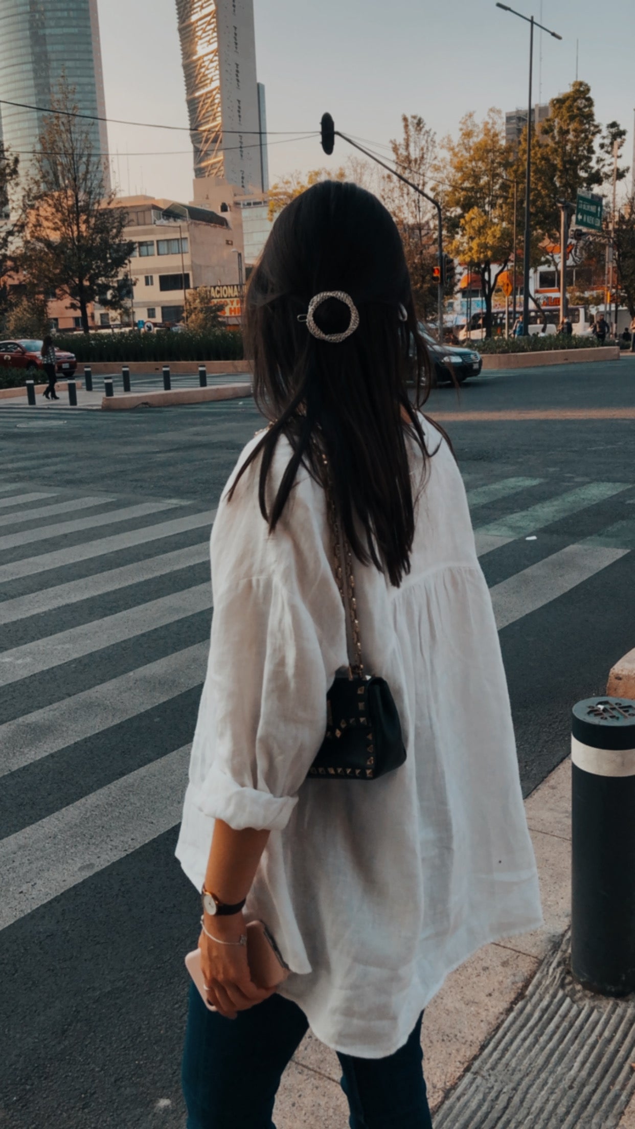Femme portant une barrette à double cercles torsadés argentée