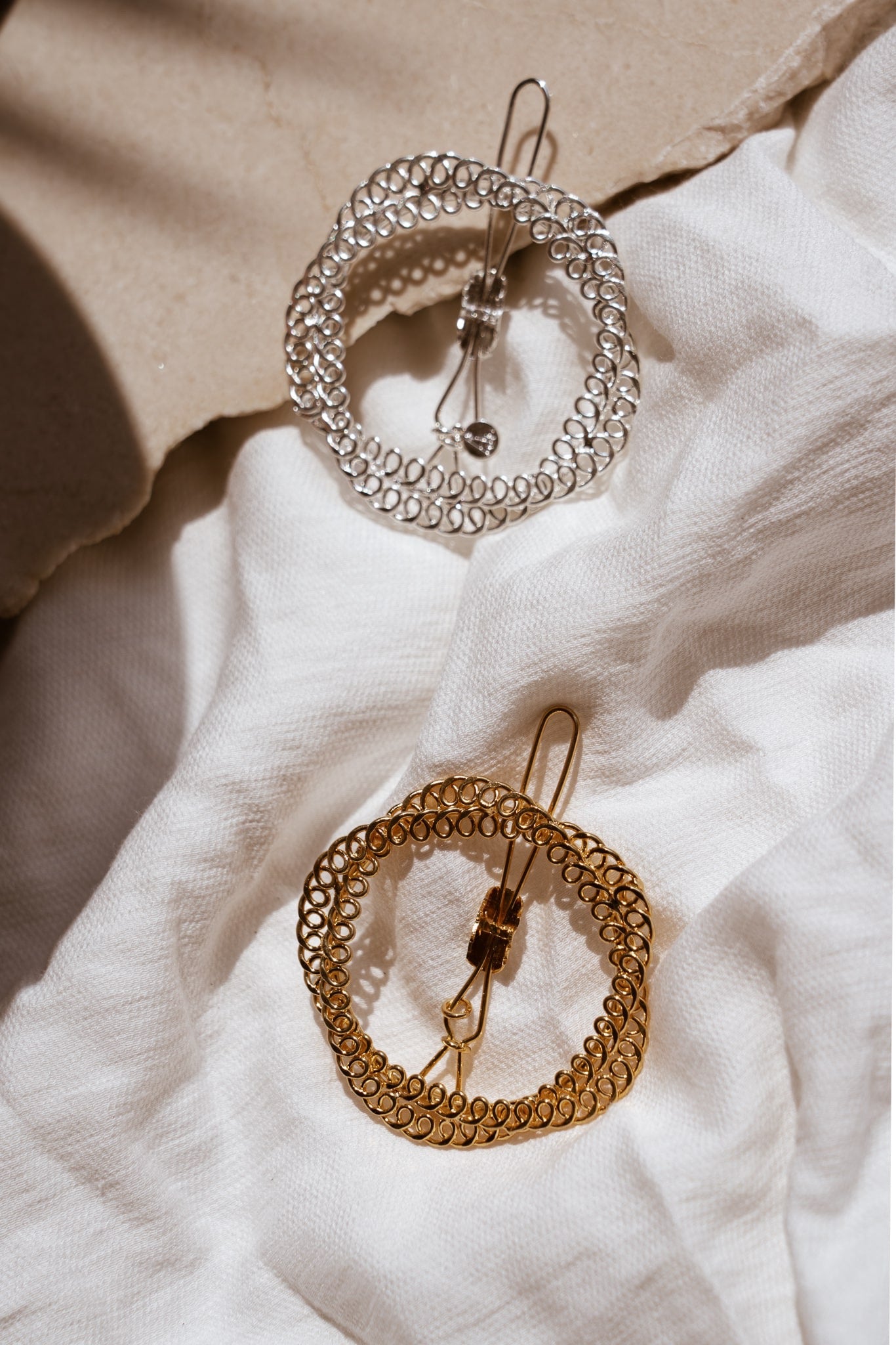 Barrette moderne à double cercles torsadés dorés et argentés