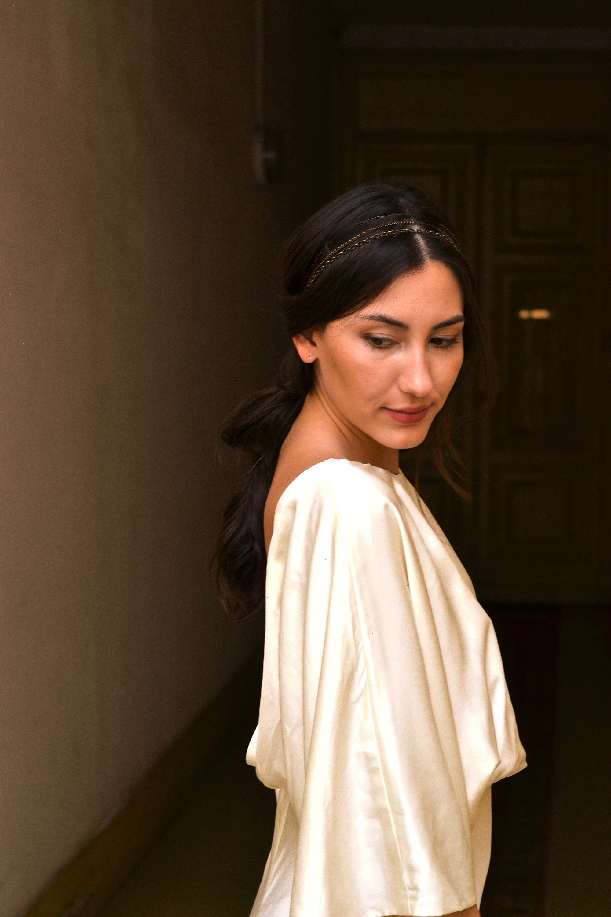 mariée en robe coiffée avec un headband et un chignon