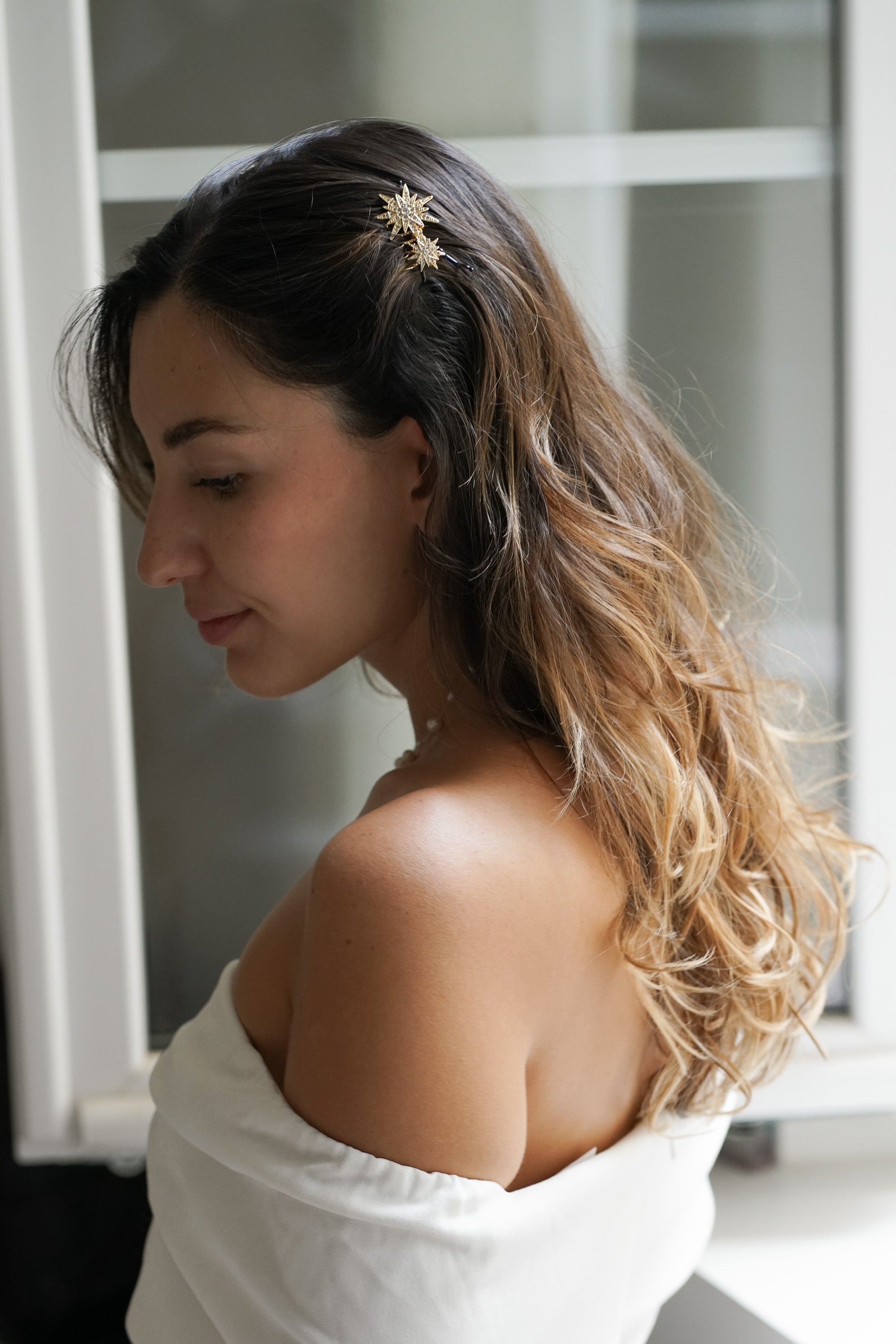 peigne mariage celeste avec deux étoiles orné de strass porté par une mariée