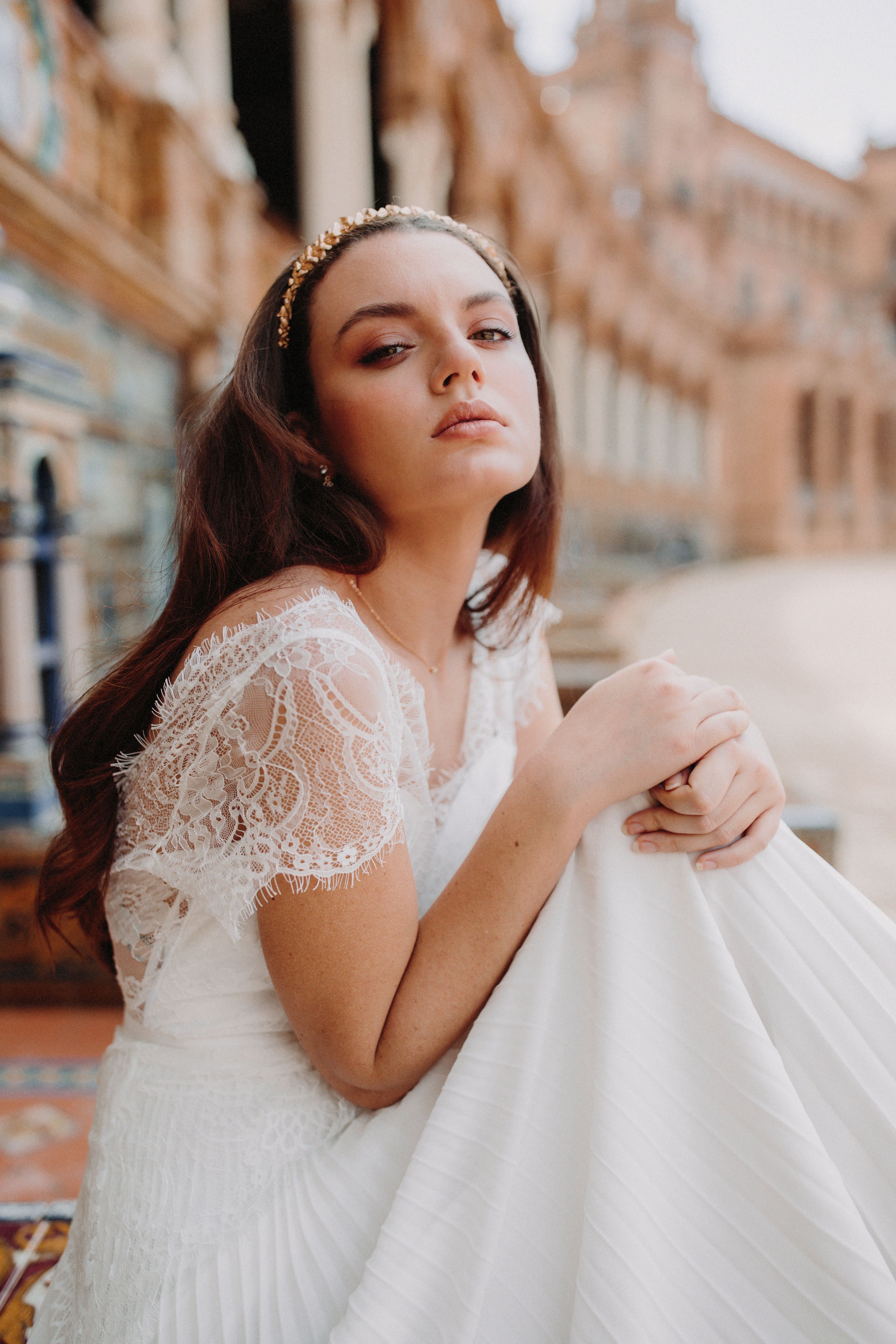 Majestueuse couronne de fleurs dorée sur une mariée
