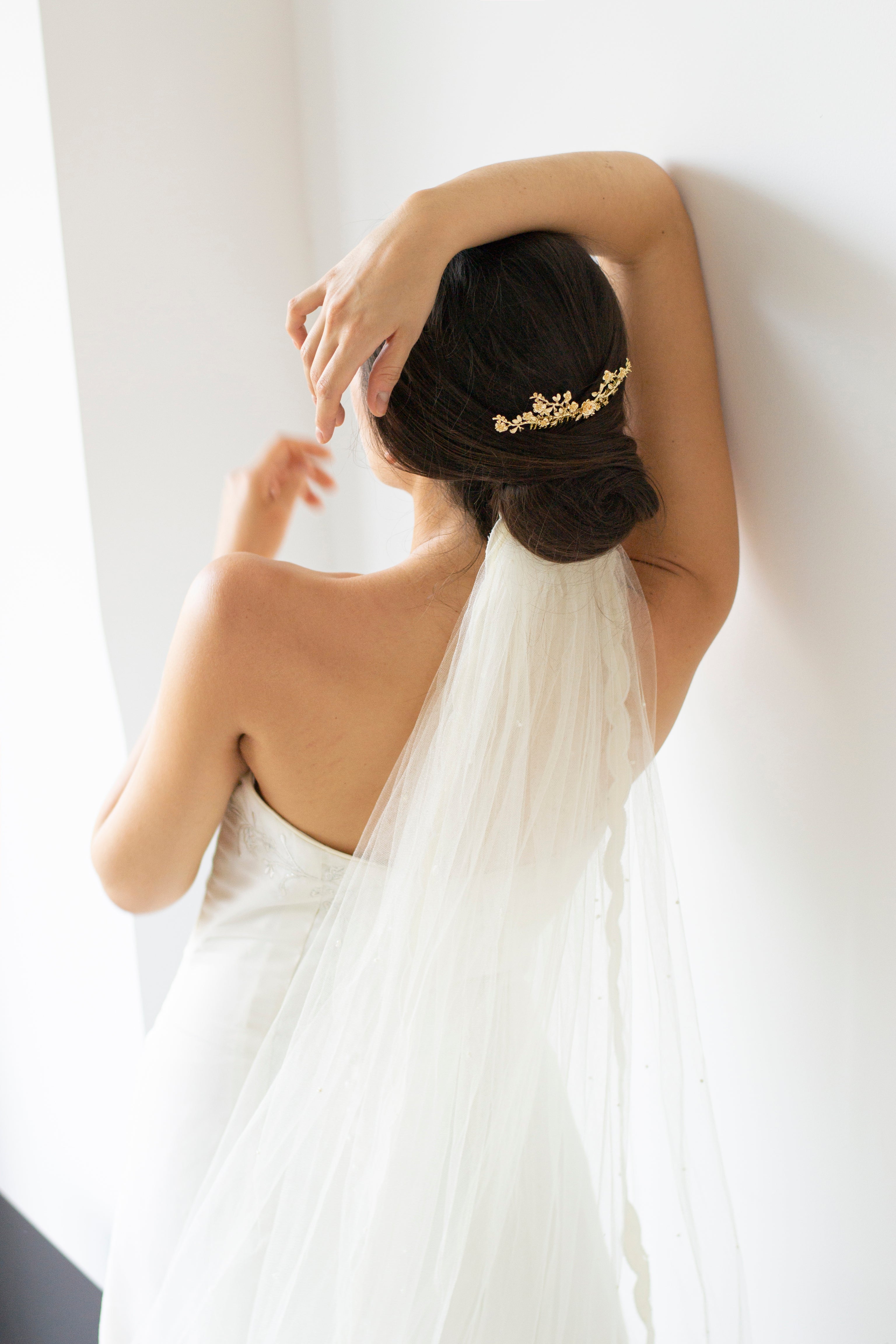 Mariée portant un peigne à cheveux floral doré