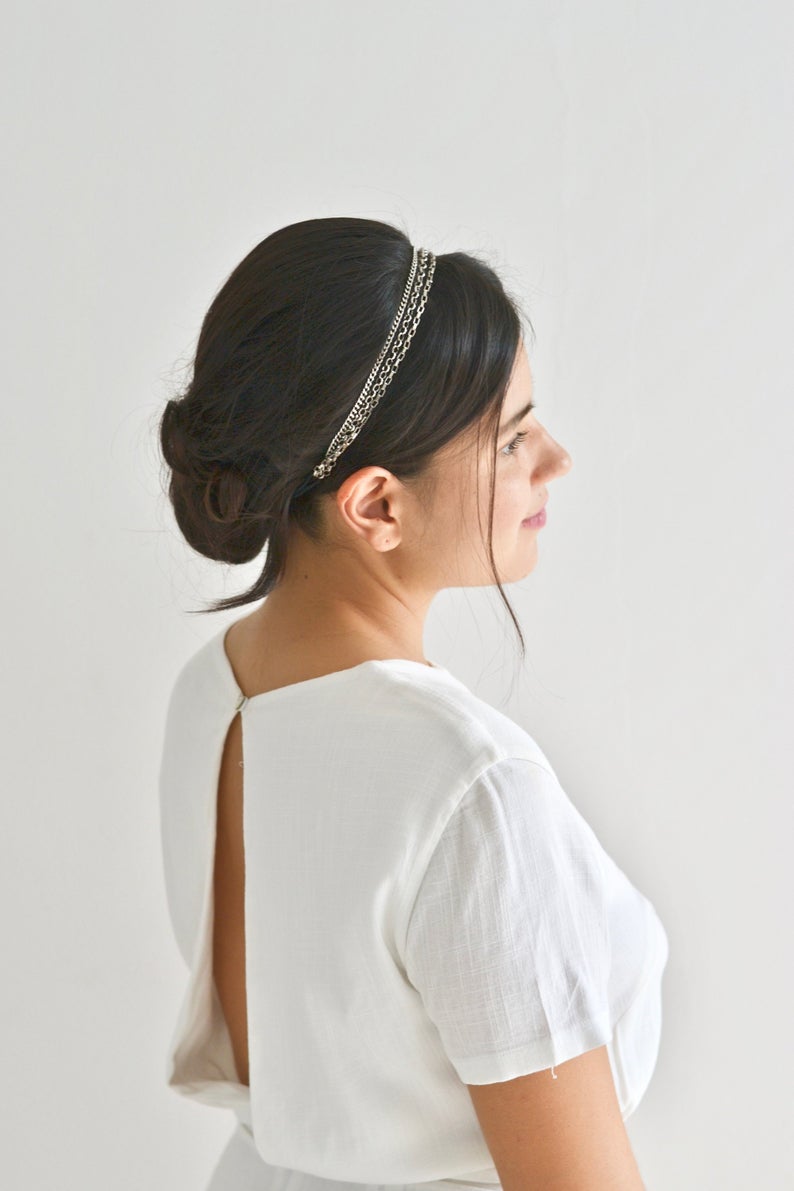 mariée au moment de ses préparatifs portant son headband mariage en argent