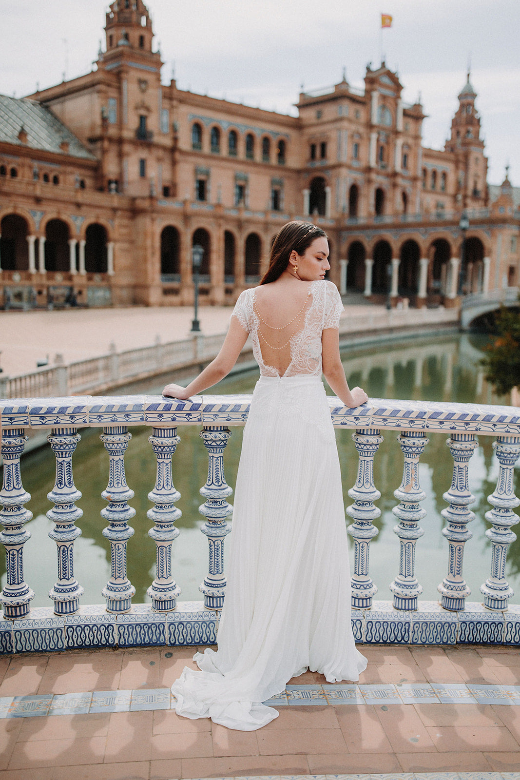 Mariée portant un bijou de robe à perles dans son décolleté de dos