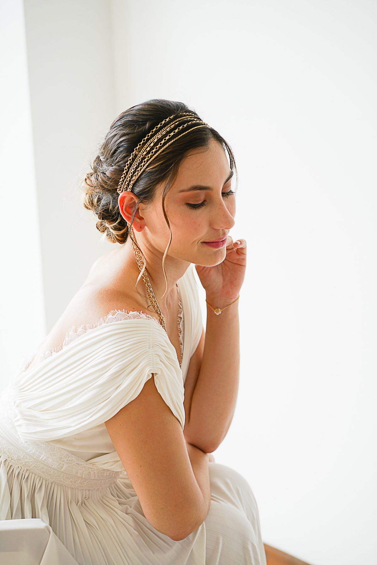 Coiffure de mariage romantique et boheme avec chaines