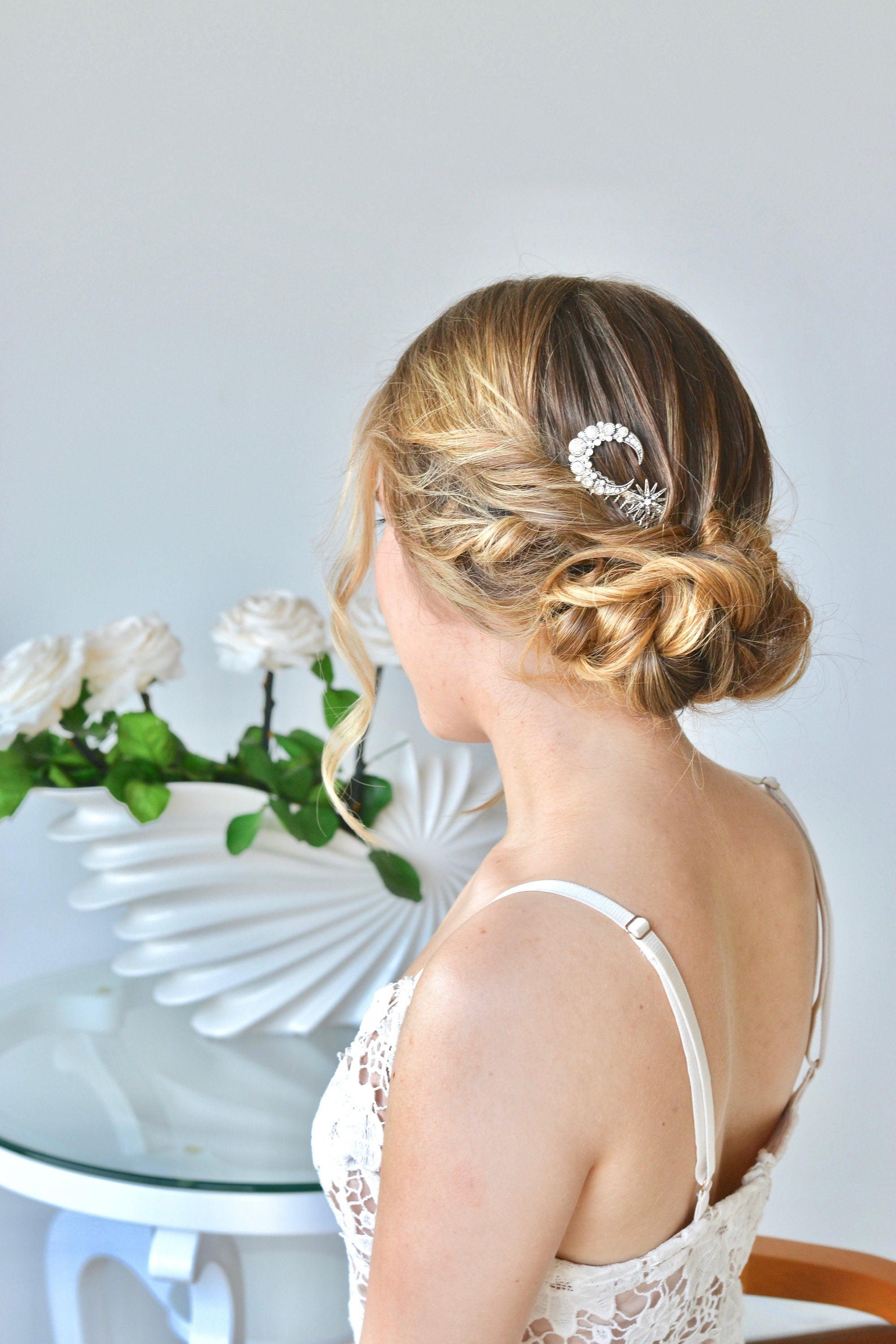 Mariée portant un peigne à cheveux de mariage céleste