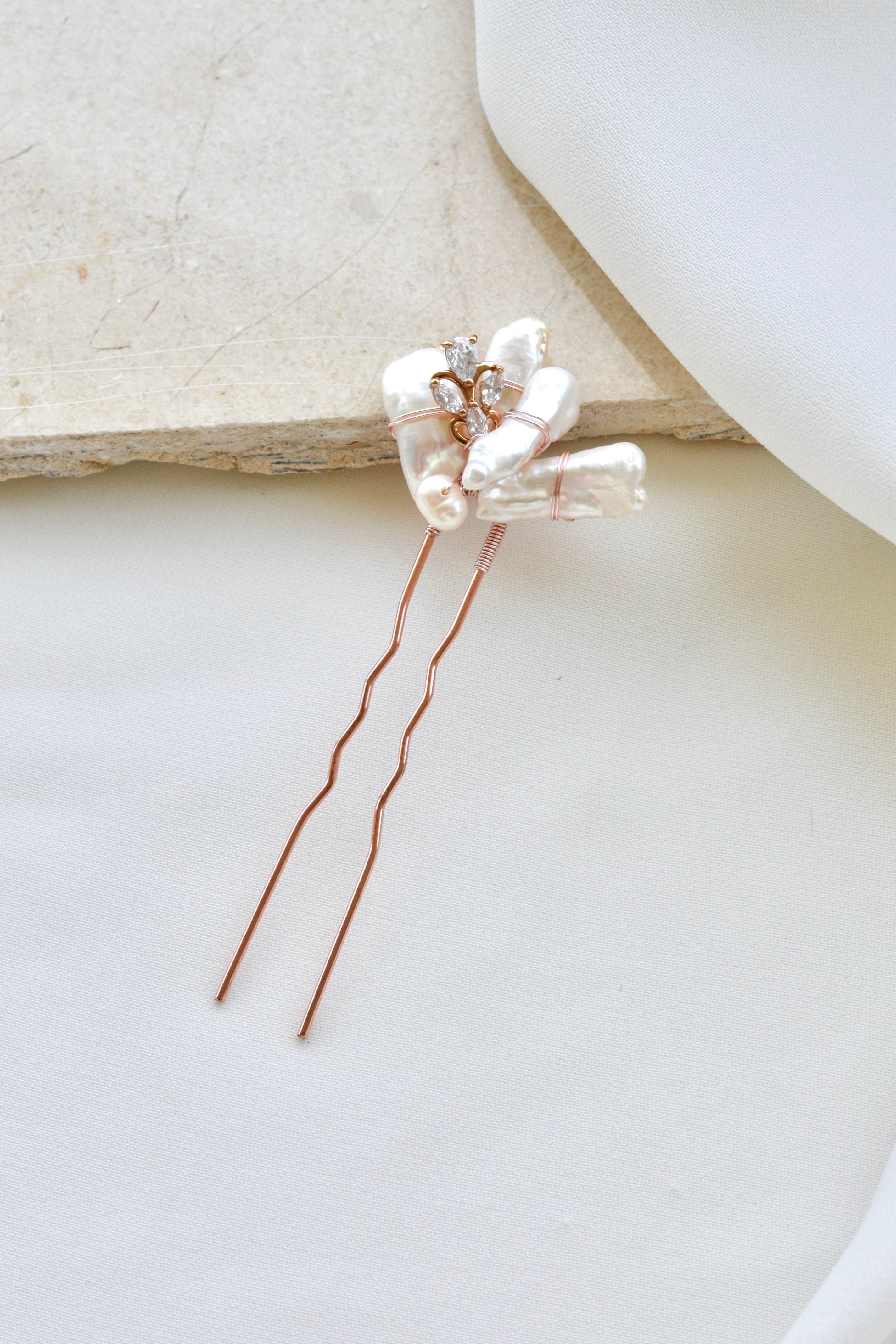 pic de cheveux pour mariage en or rose avec des strass et des perles baroques