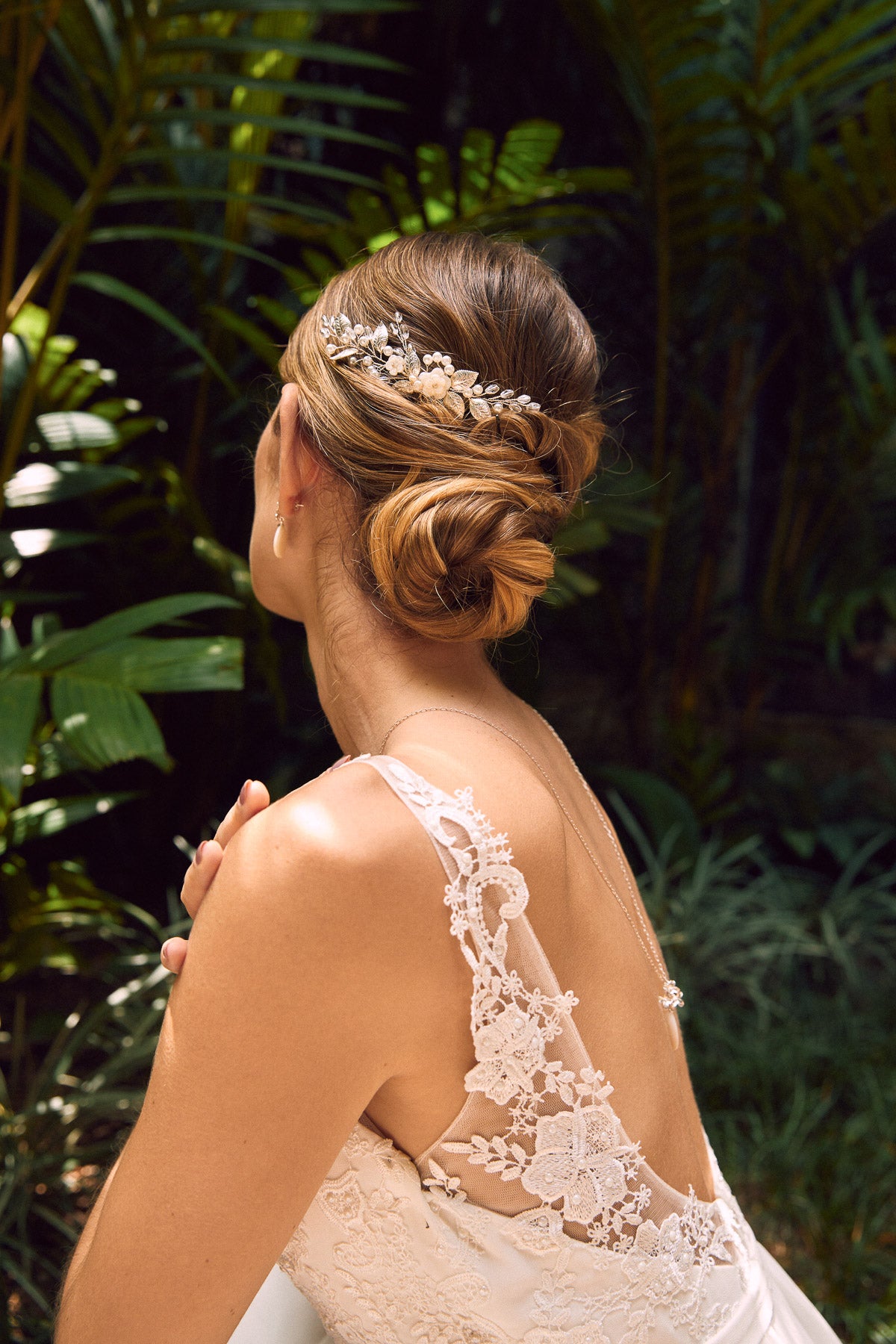 mariée le jour de son mariage coiffée avec un chignon rond bas