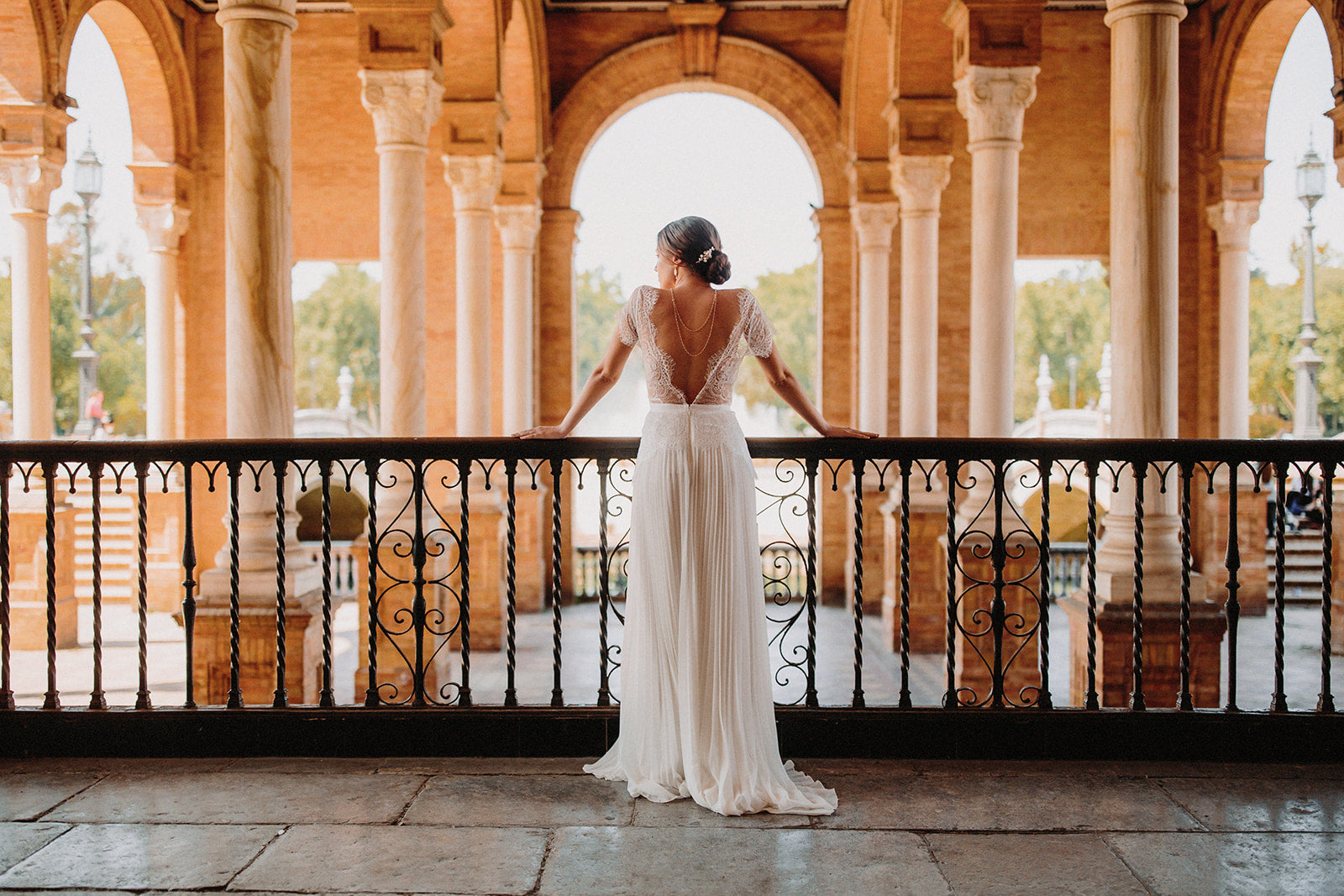 Mariée avec décolleté sur le dos inspiration romantique