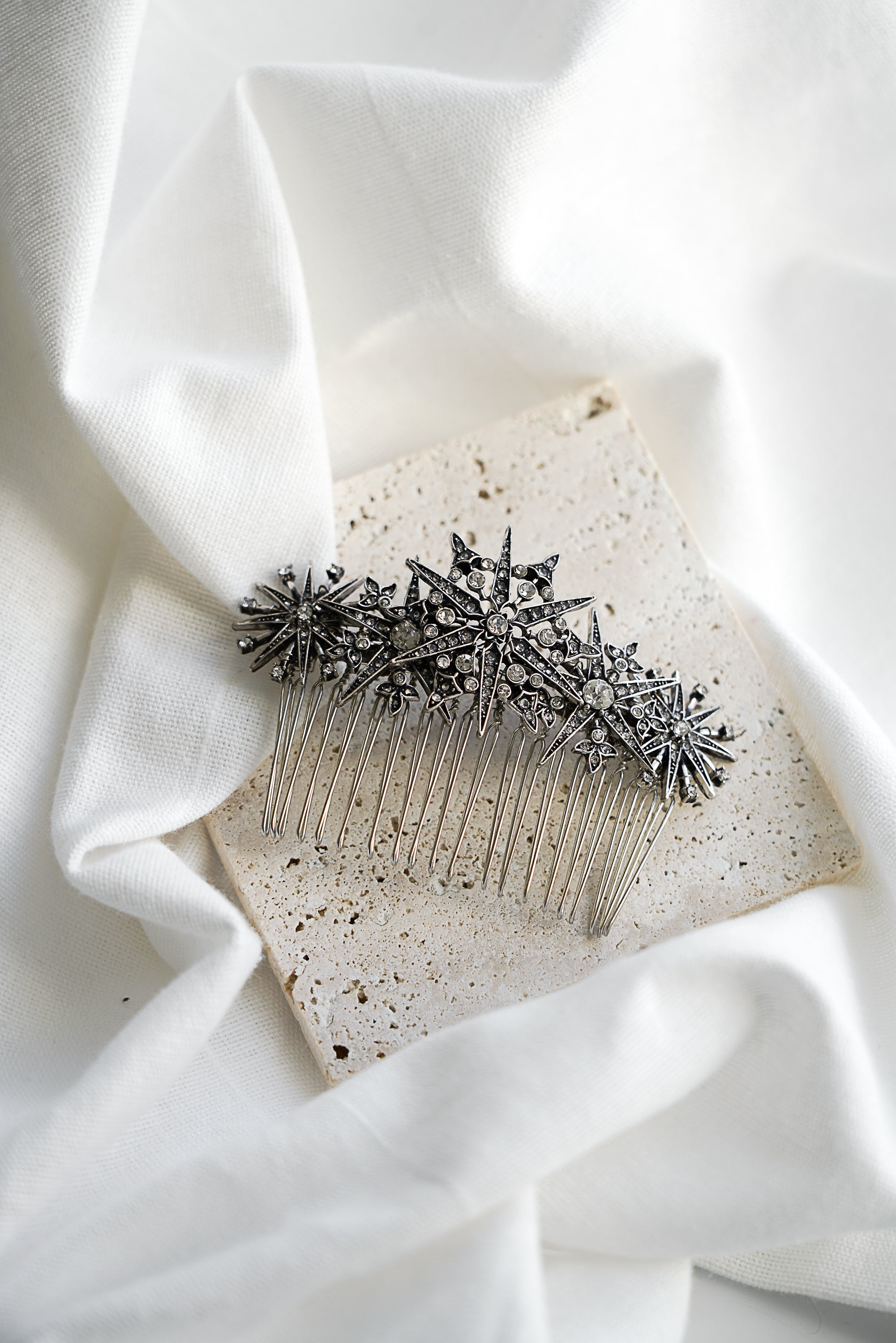 peigne de mariage céleste fait main avec 3 styles d'étoiles différentes argentés